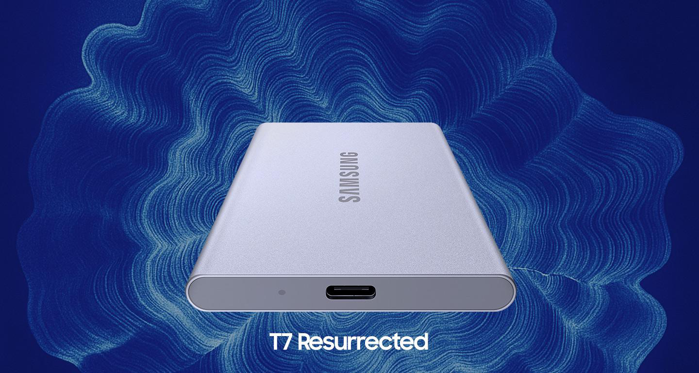 Eine silberne Samsung T7 Resurrected externe Festplatte auf blauem Hintergrund mit Wellenmustern.