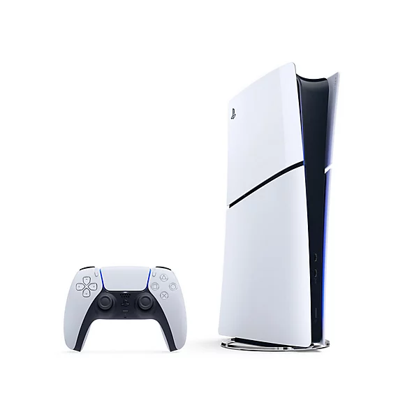 Beyaz bir PlayStation 5 konsolu ve kontrol cihazı beyaz bir arka plan üzerinde. Konsol uzun, kontrol cihazı önde.