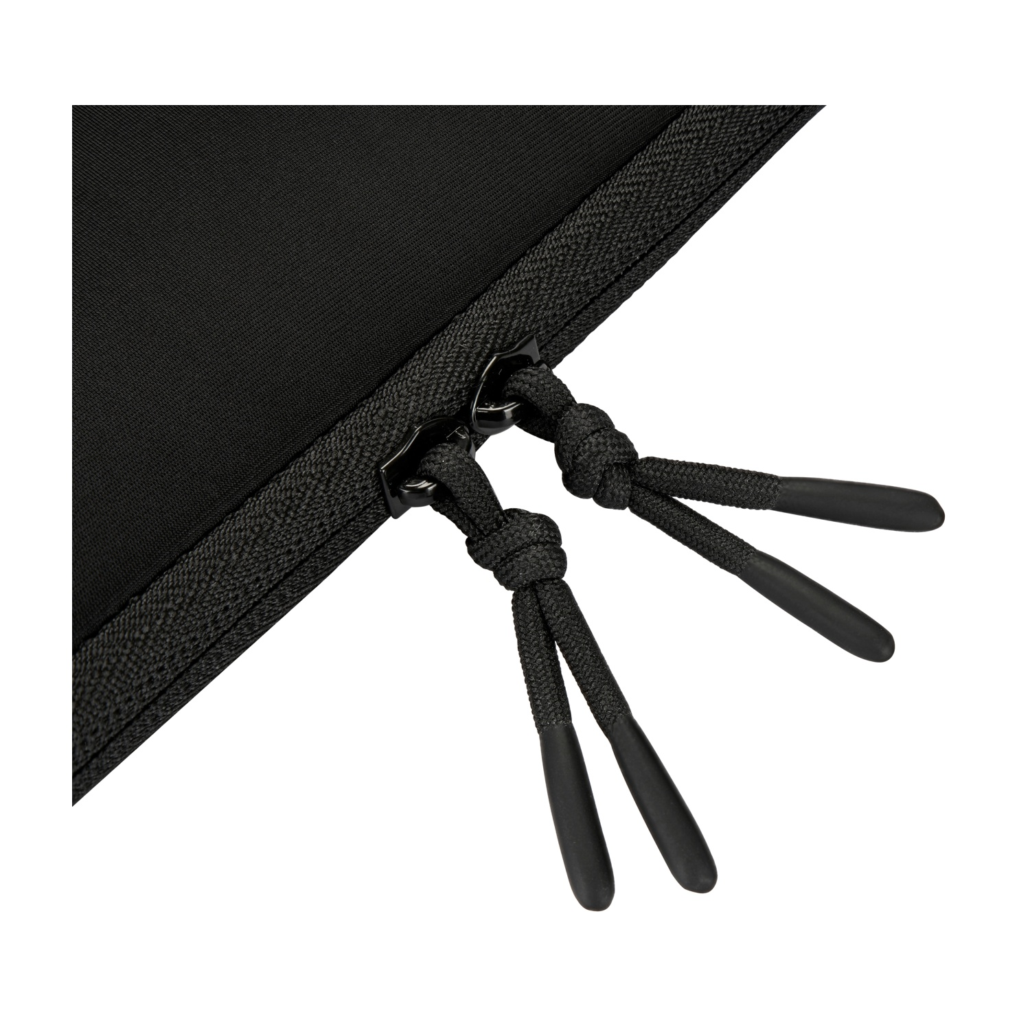 Primo piano di una cerniera di una borsa nera con due cordini. La cerniera e i cordini sono neri su sfondo bianco.