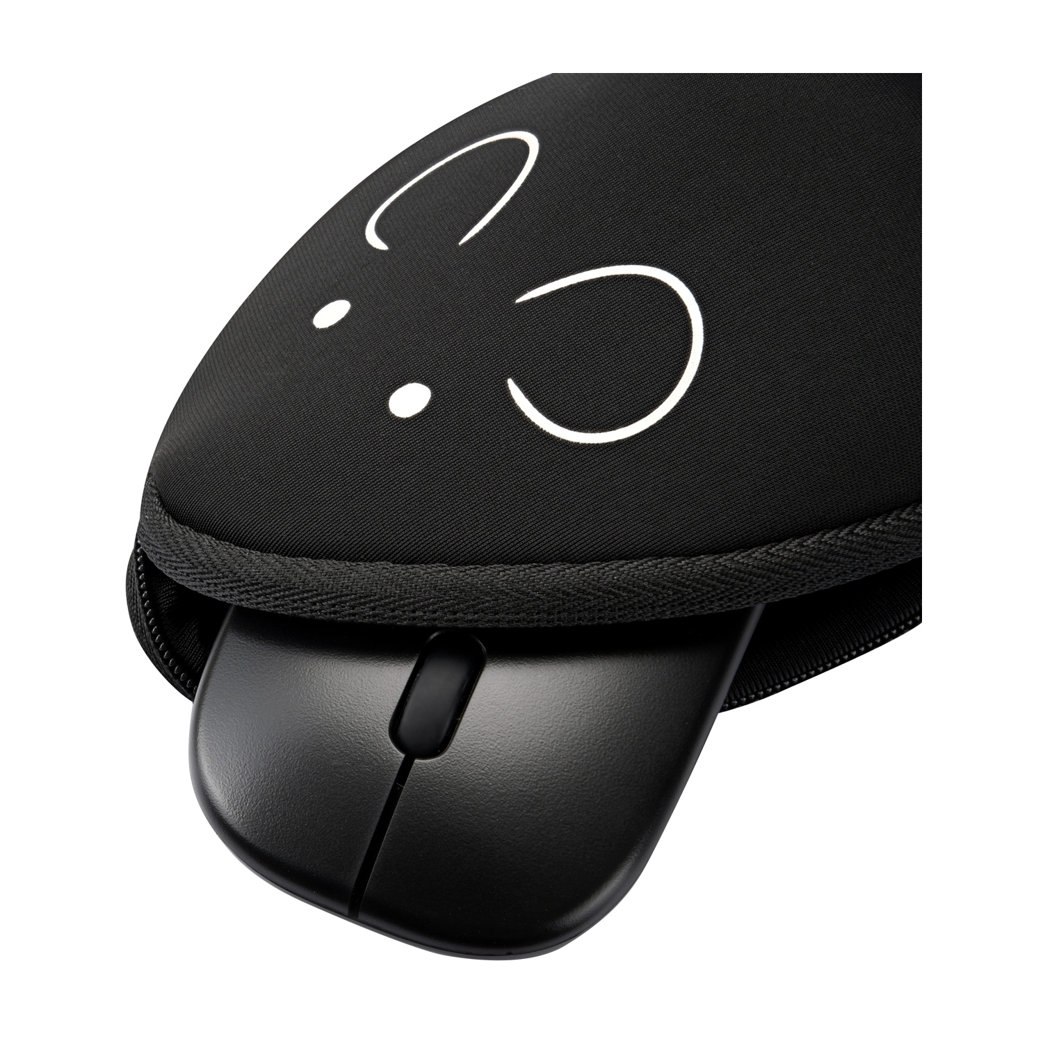 Un mouse nero in una custodia nera con un sorriso disegnato sopra. La custodia è aperta, il mouse è parzialmente visibile.