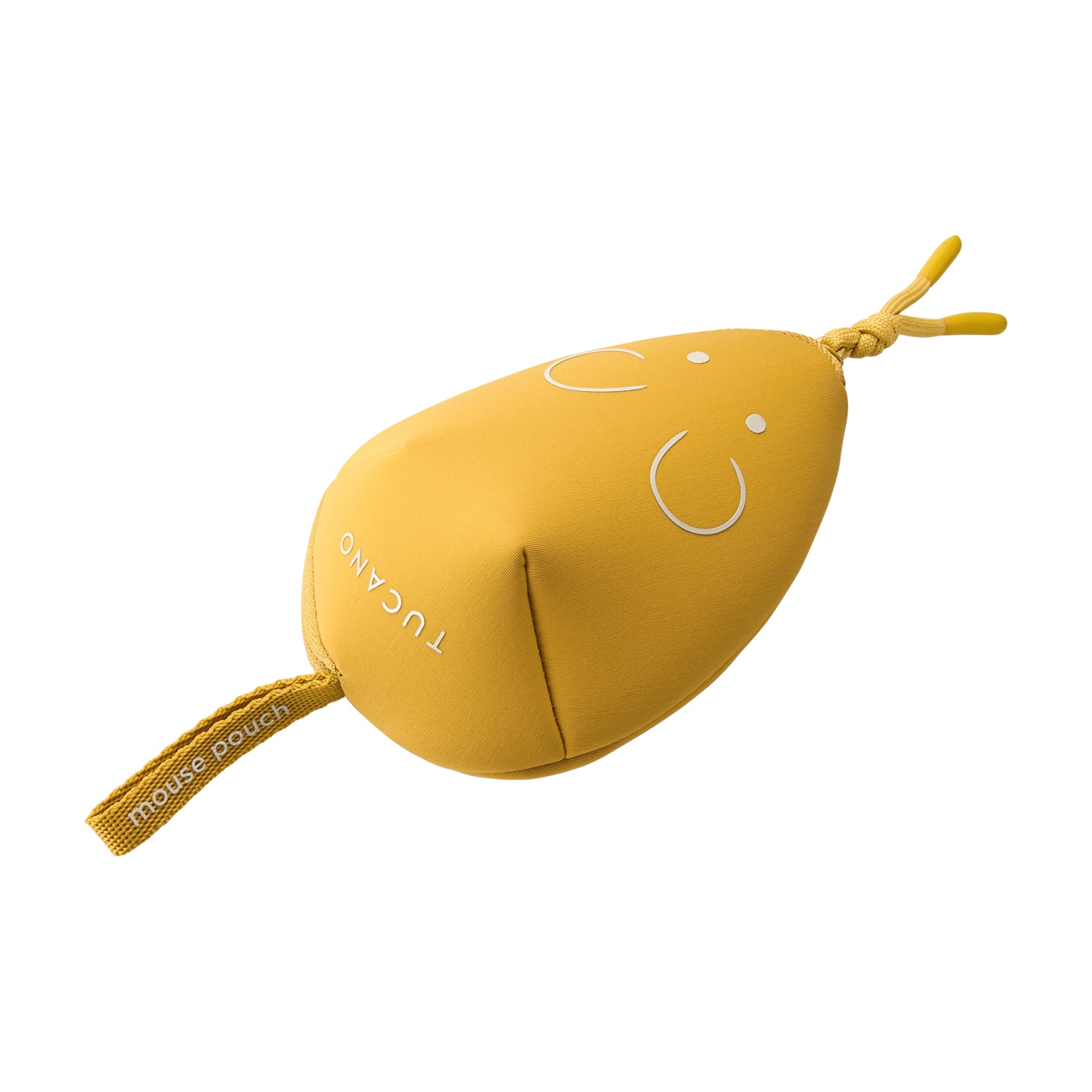 Un astuccio per mouse giallo con una faccina sorridente e la scritta 'TUCANO'. Ha una coda intrecciata e un piccolo manico con 'mouse pouch'.