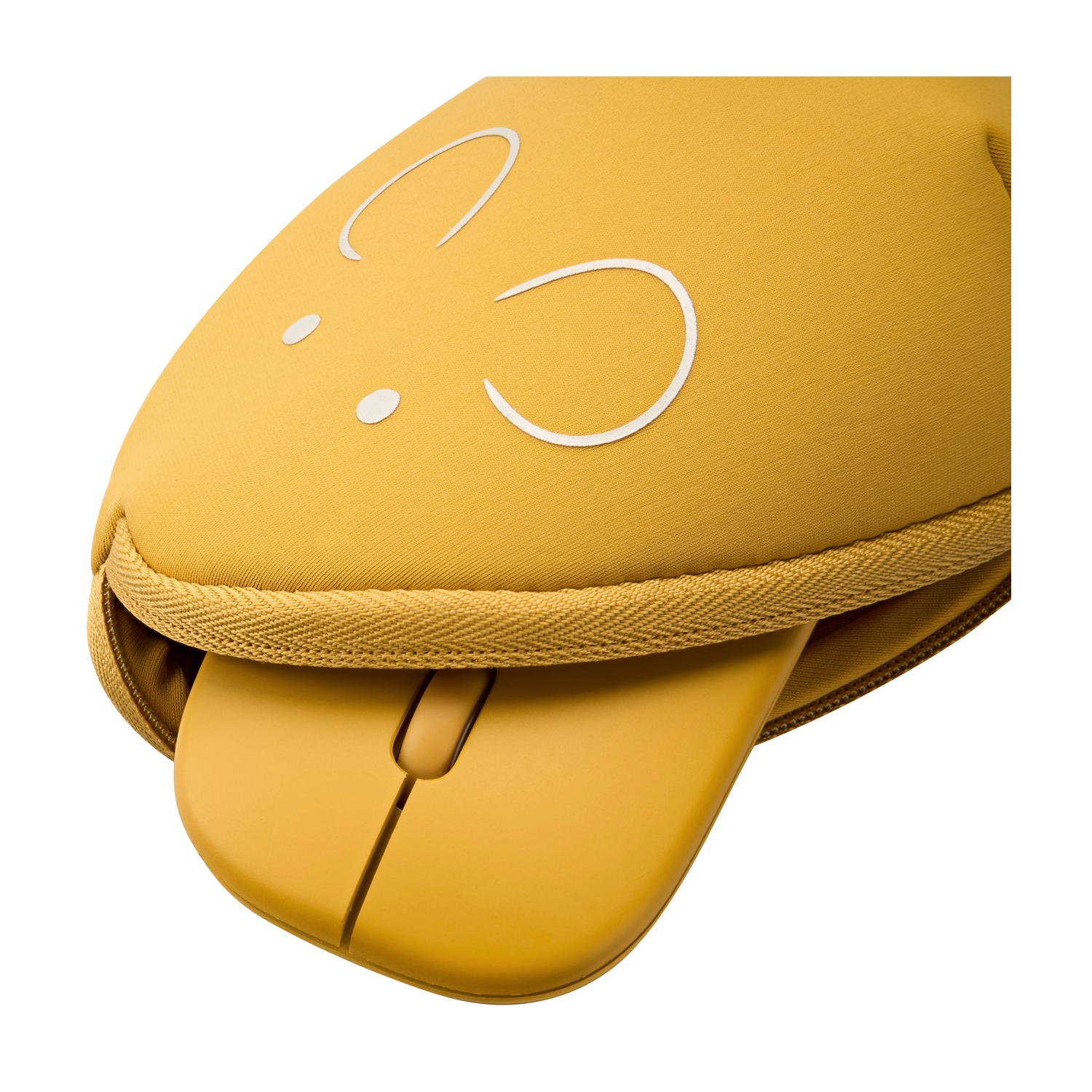 Un mouse giallo in una custodia abbinata con dettagli bianchi. La custodia è aperta, mostrando il mouse parzialmente all'interno.