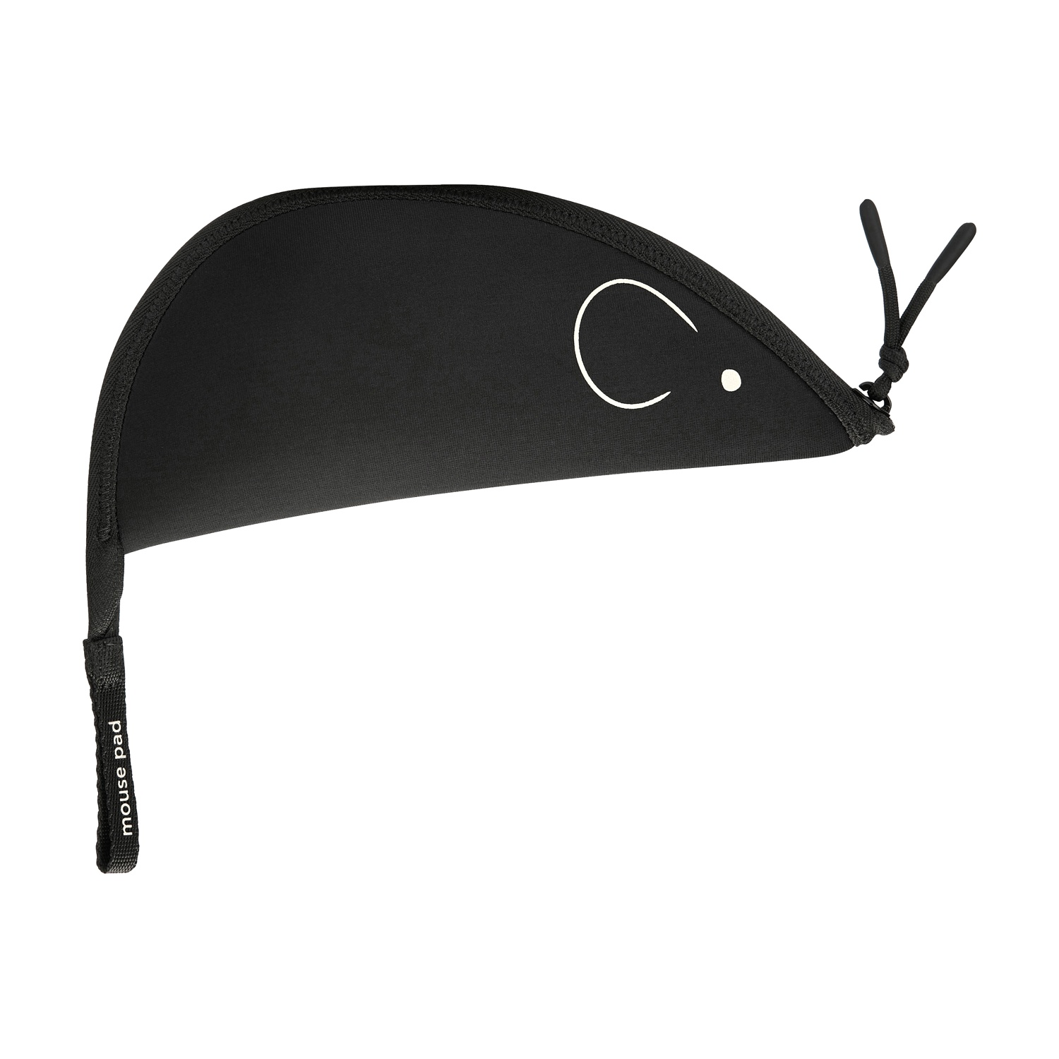Un tappetino per mouse nero a forma di testa di topo, occhio e punto bianchi. Testo 'mouse pad' su una cinghia nera.