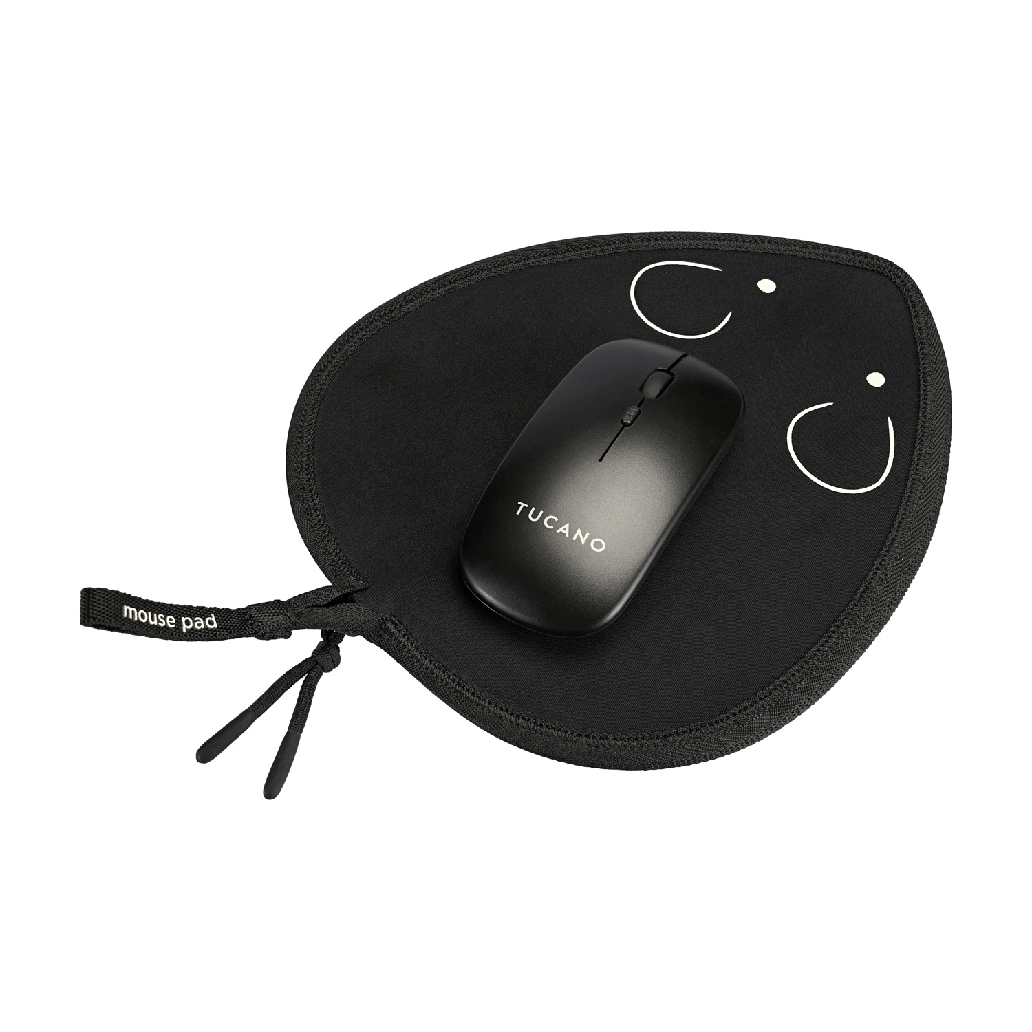 Un mouse nero su un tappetino nero con un design a forma di volto. Il tappetino ha un'etichetta con la scritta 'mouse pad'.