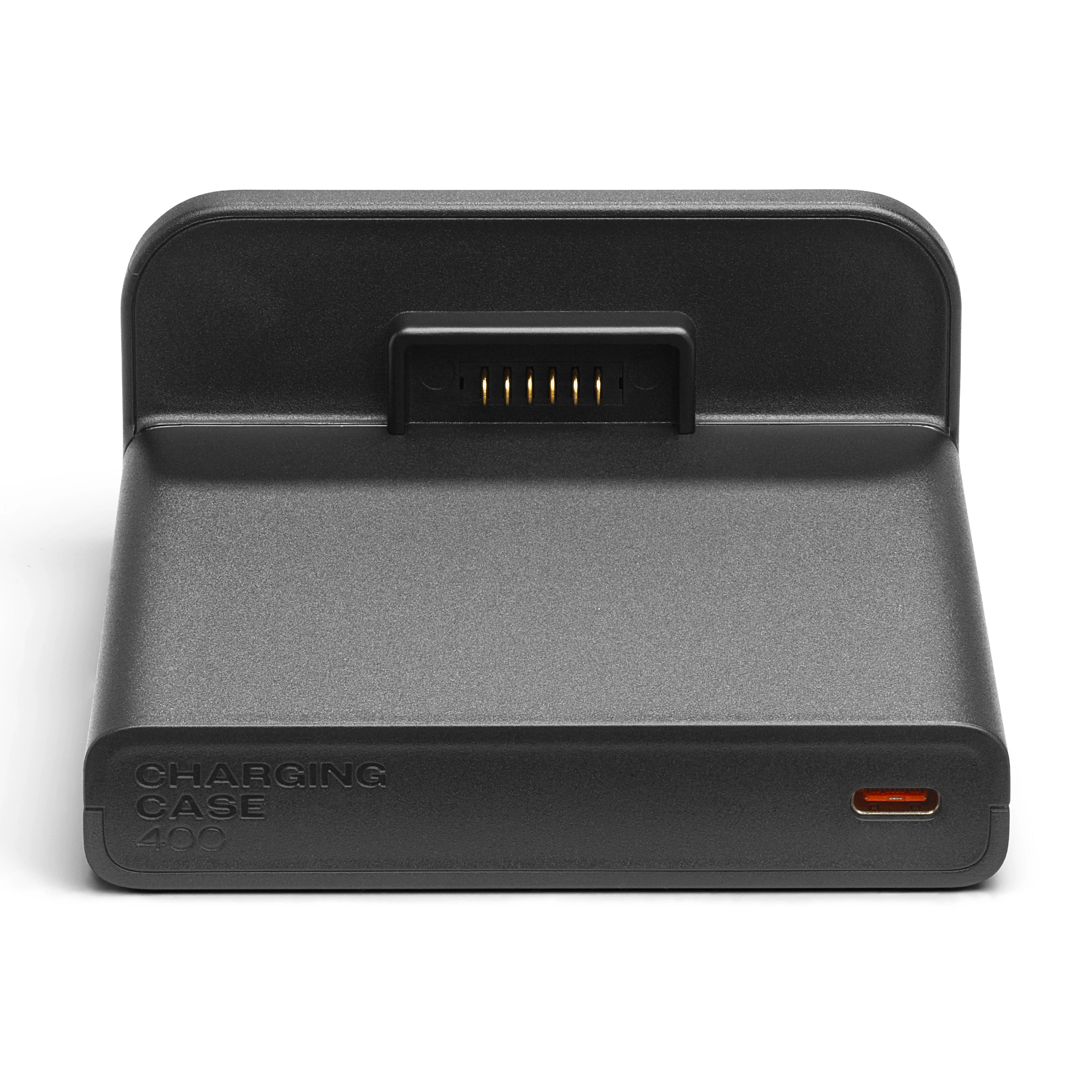 Schwarzes Ladecase mit USB-C-Anschluss. Oberseite hat Steckstifte. Text 'CHARGING CASE 400' sichtbar.