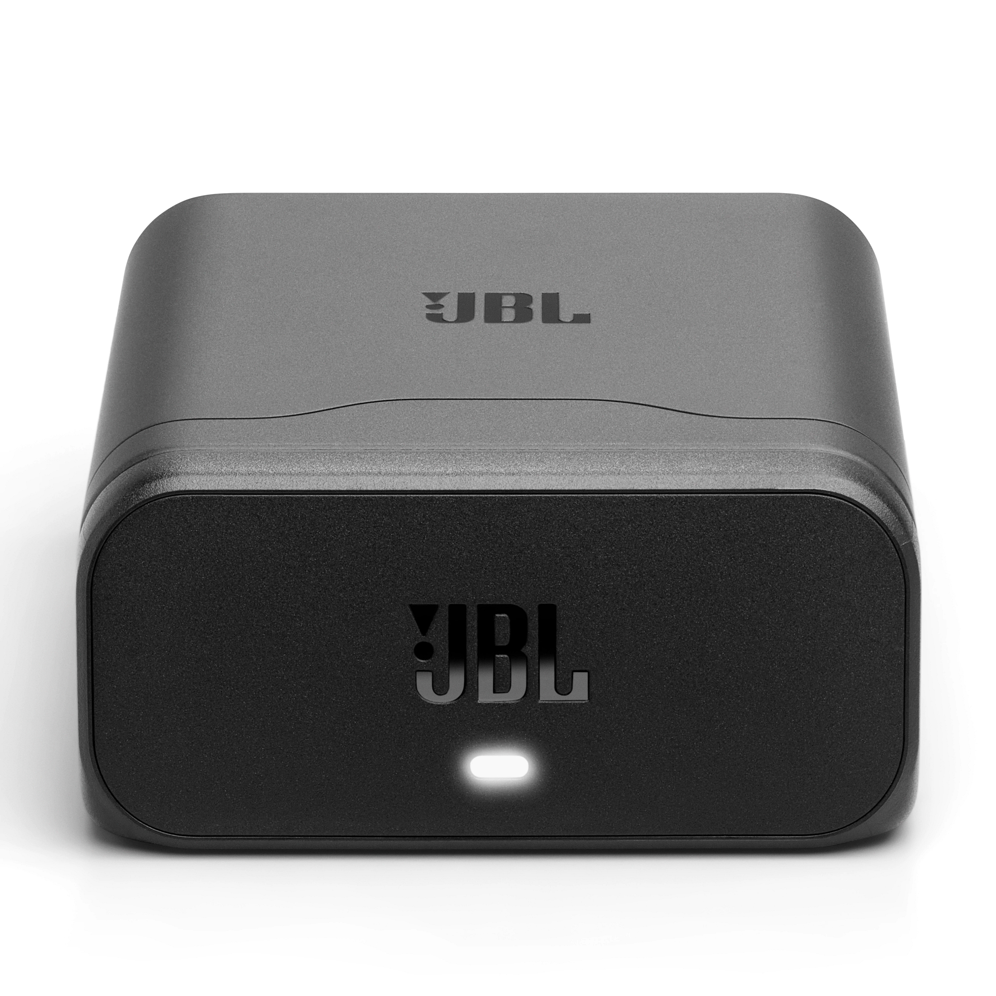Ein schwarzes JBL-Gerät auf weißem Untergrund. Das JBL-Logo ist sichtbar. Ein weißes Licht ist vorne.
