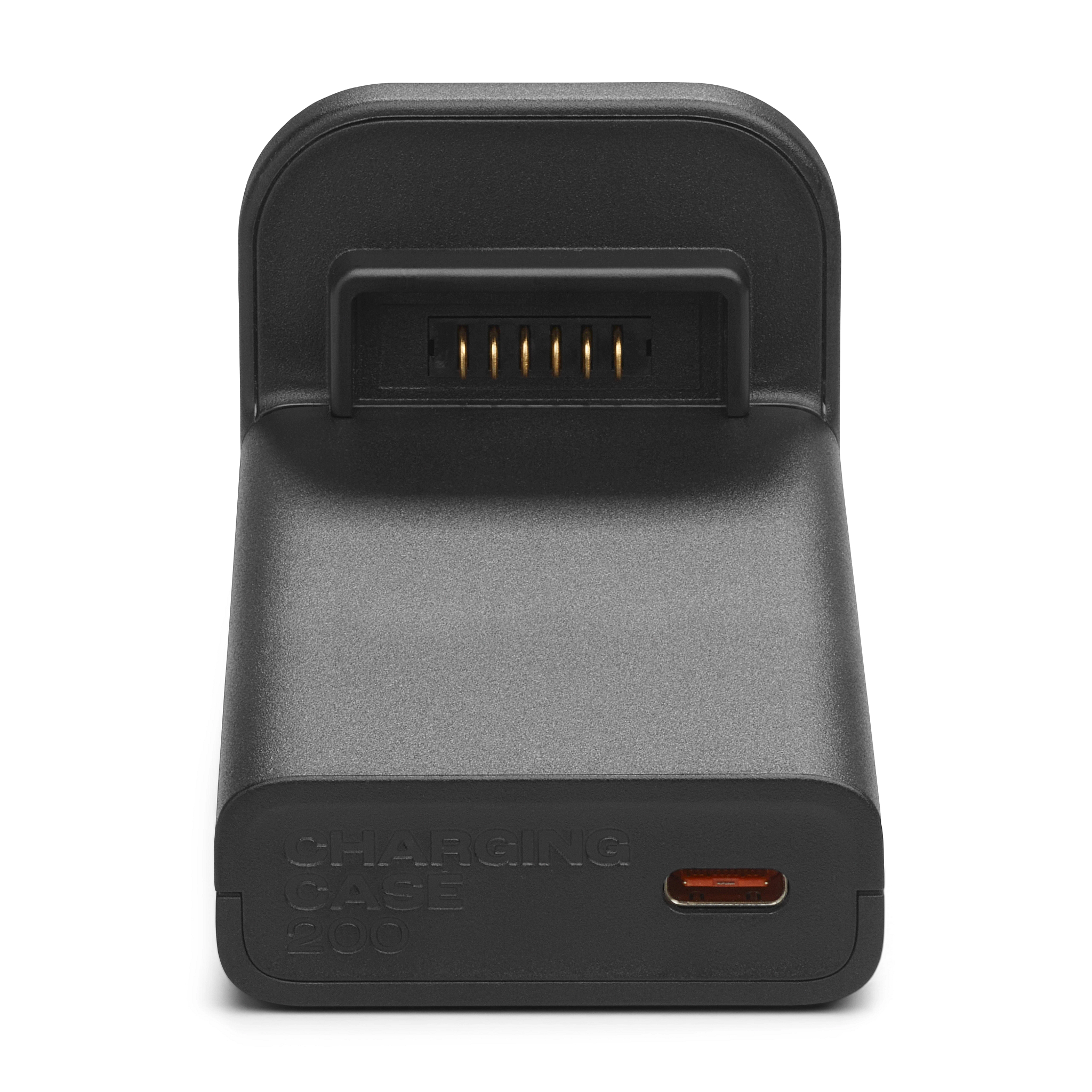 Schwarzes Ladecase mit Anschlussstiften und USB-C-Anschluss, der Text 'CHARGING CASE 200' ist sichtbar.