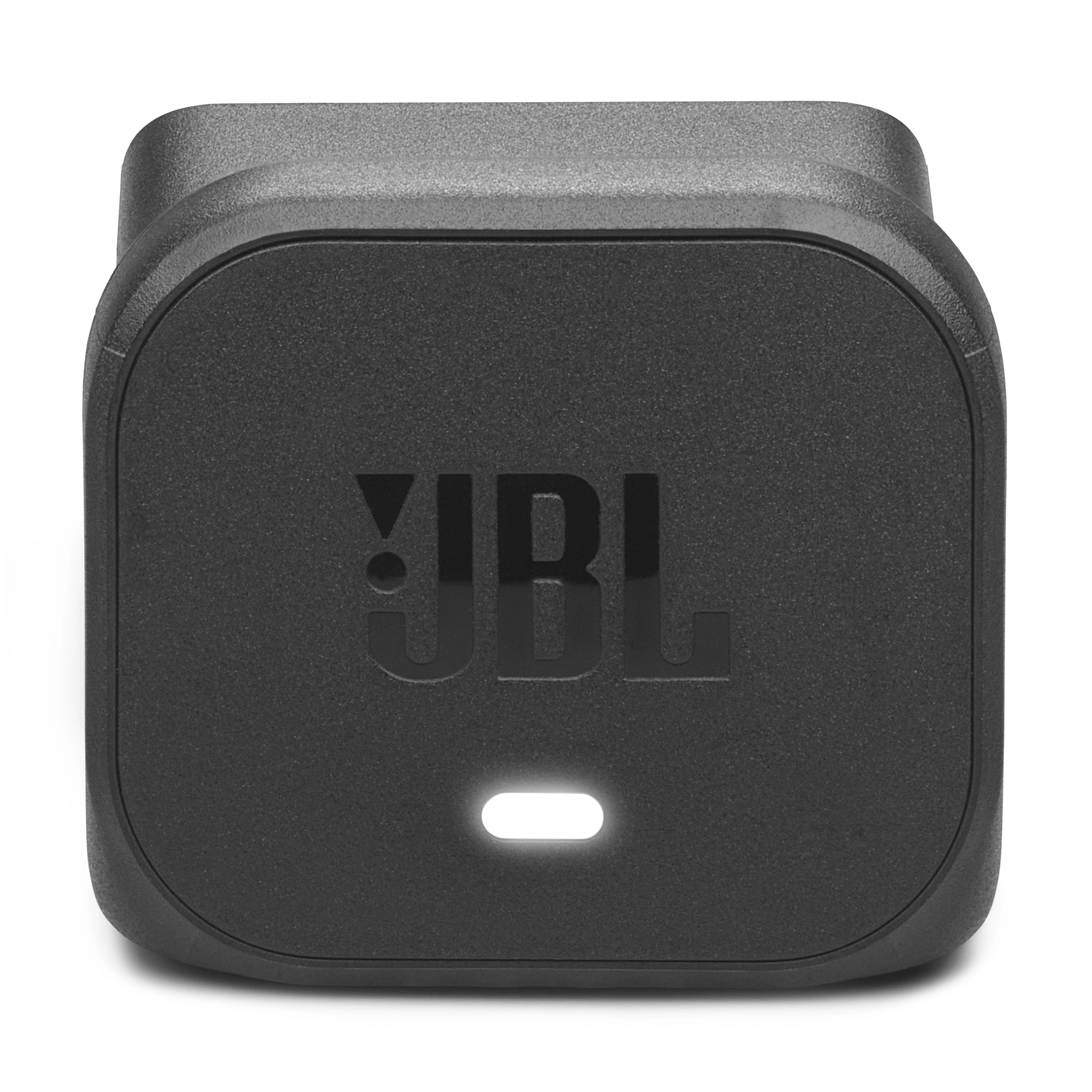 Schwarzes JBL-Ladegerät mit JBL-Logo. Unter dem Logo leuchtet ein weißes Licht. Der Hintergrund ist weiß.
