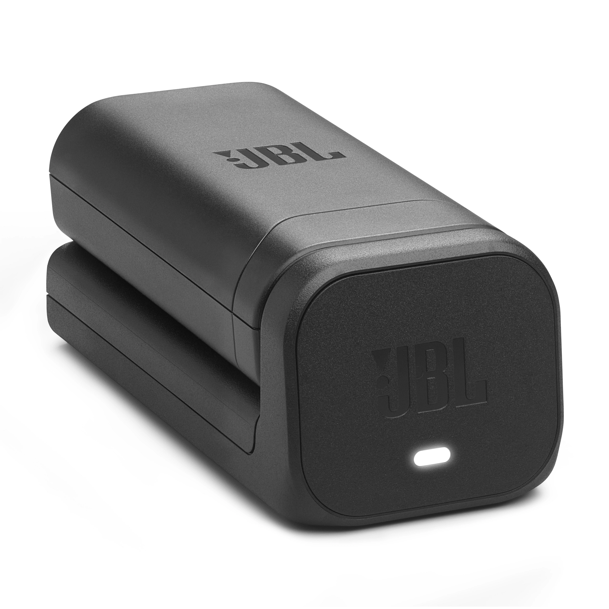 Ein schwarzes tragbares JBL-Ladegerät. Es hat das geprägte JBL-Logo. Ein weißes Licht leuchtet. Der Hintergrund ist weiß.