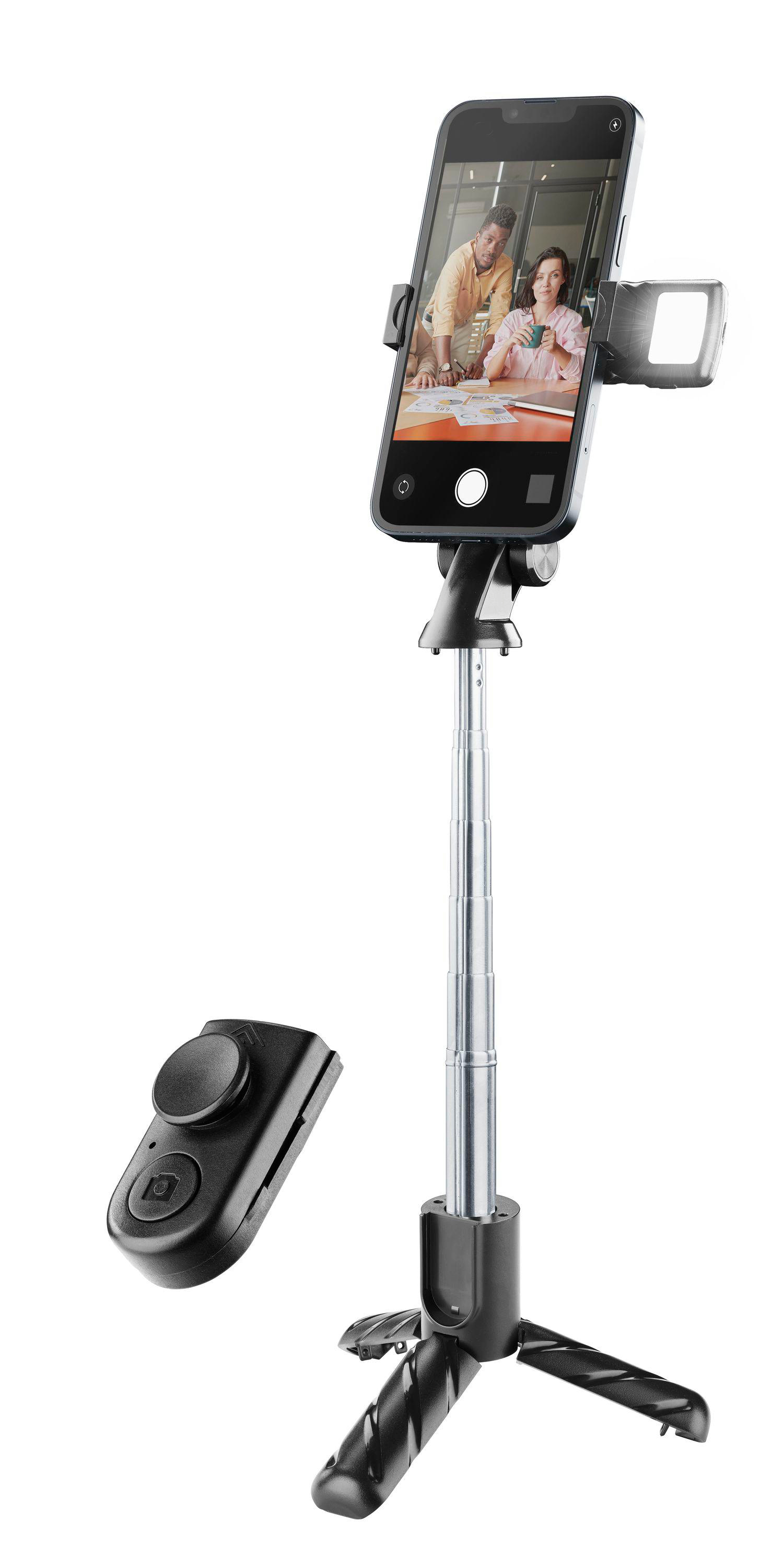 Selfie-Stick mit Telefon, das Personen zeigt. Es hat eine Fernbedienung und einen Stativfuß. Der Hintergrund ist weiß.