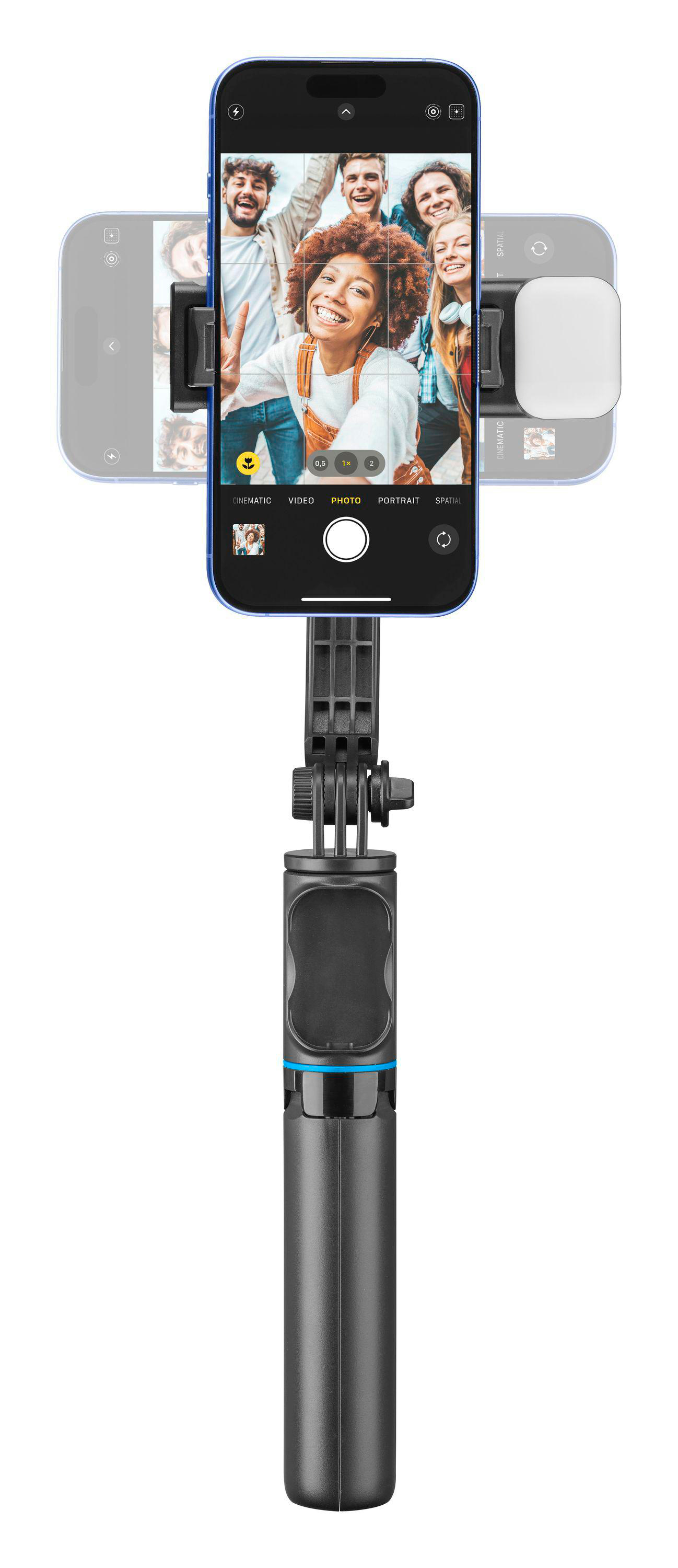 Ein Smartphone auf einem Selfie-Stick macht ein Foto von einer Gruppe lächelnder Menschen. Die Szene ist gut beleuchtet und lebendig.