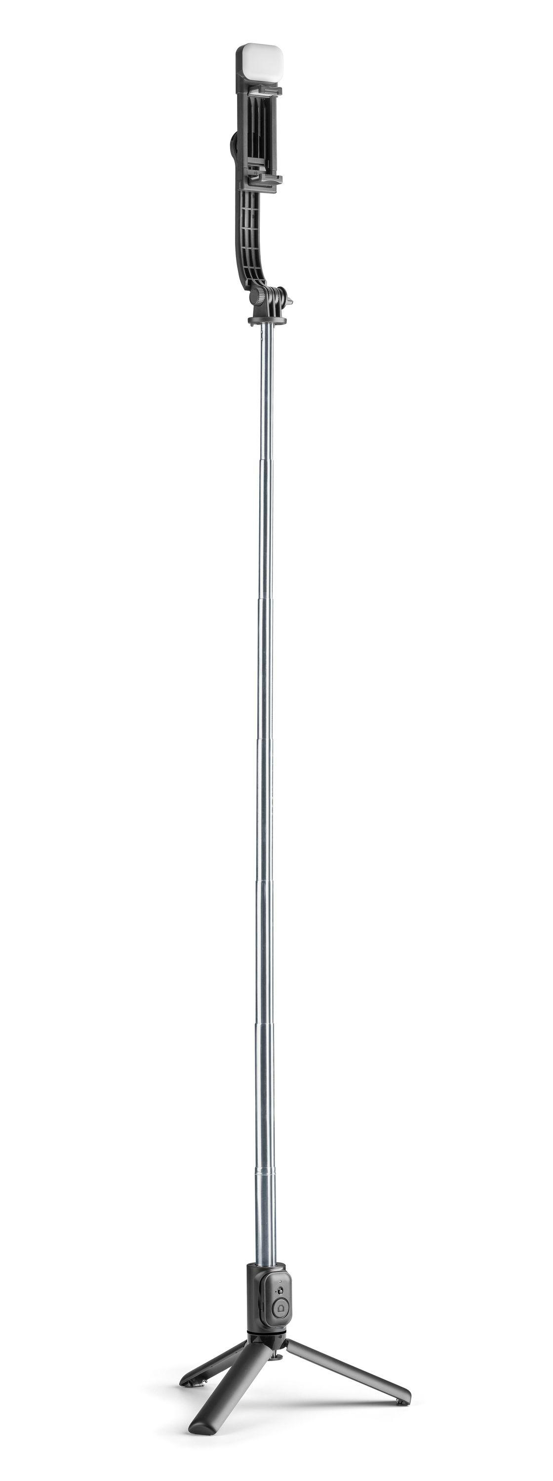 Ein Selfie-Stick steht aufrecht auf weißem Hintergrund. Er hat eine Telefonhalterung, ein Licht, eine ausziehbare Stange und einen Stativfuß.
