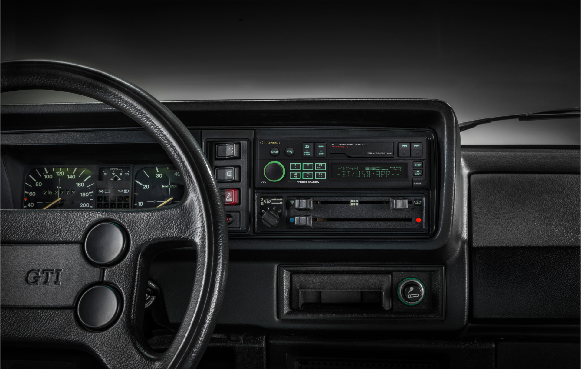 Tableau de bord de voiture : volant avec logo GTI, radio Pioneer, compteur de vitesse et autres commandes. Palette de couleurs noir et gris.