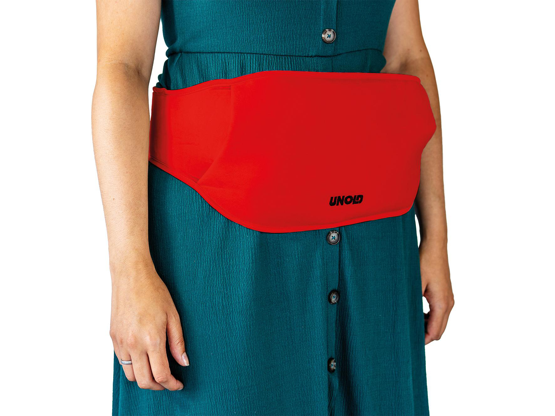 Eine Person trägt ein tealfarbenes Kleid und ein rotes Heizkissen um die Taille. Das Wort UNOLD ist auf dem Pad zu sehen.