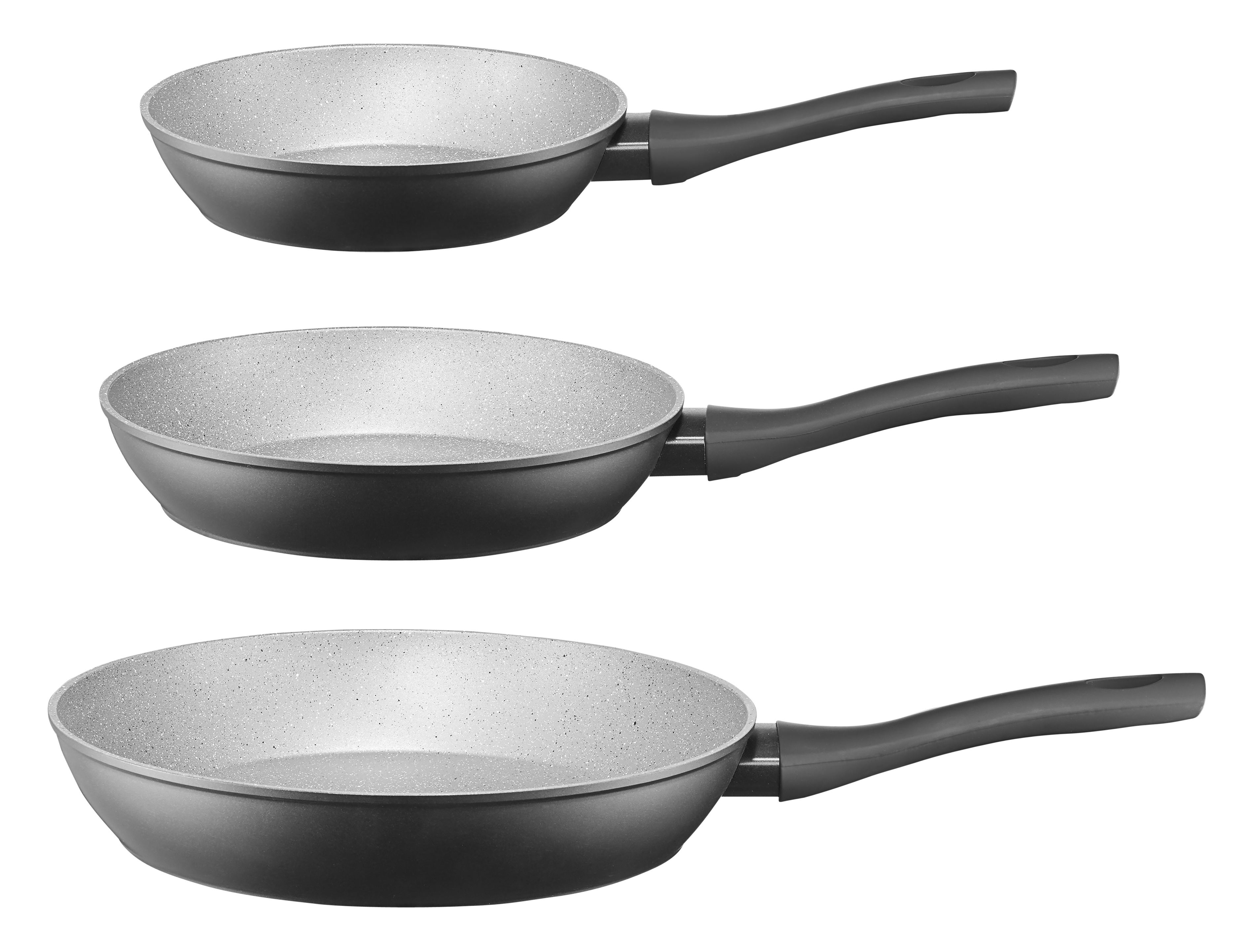 Trzy patelnie z czarnymi uchwytami ułożone pionowo. Patelnie mają nakrapiane szare wnętrze i czarną obudowę.