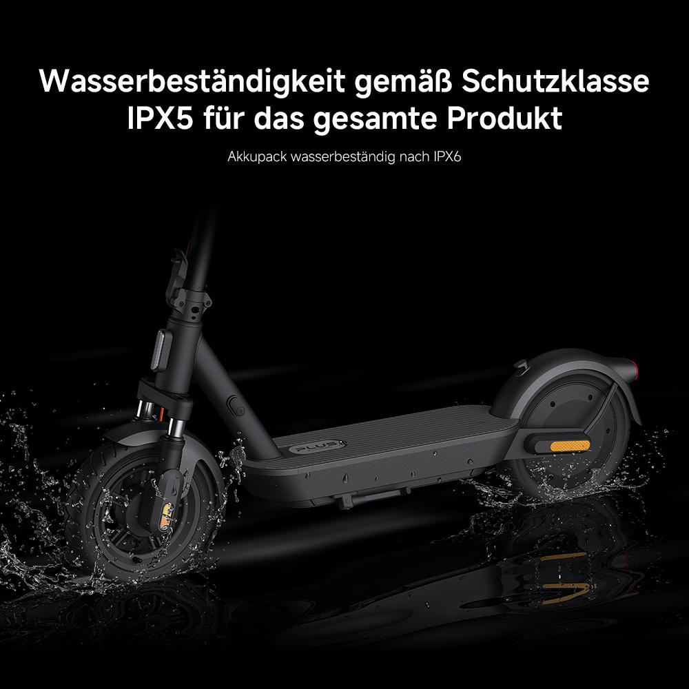 Schwarzer Elektroroller im Wasser. Der Text oben lautet wasserdicht IPX5 für das gesamte Produkt.