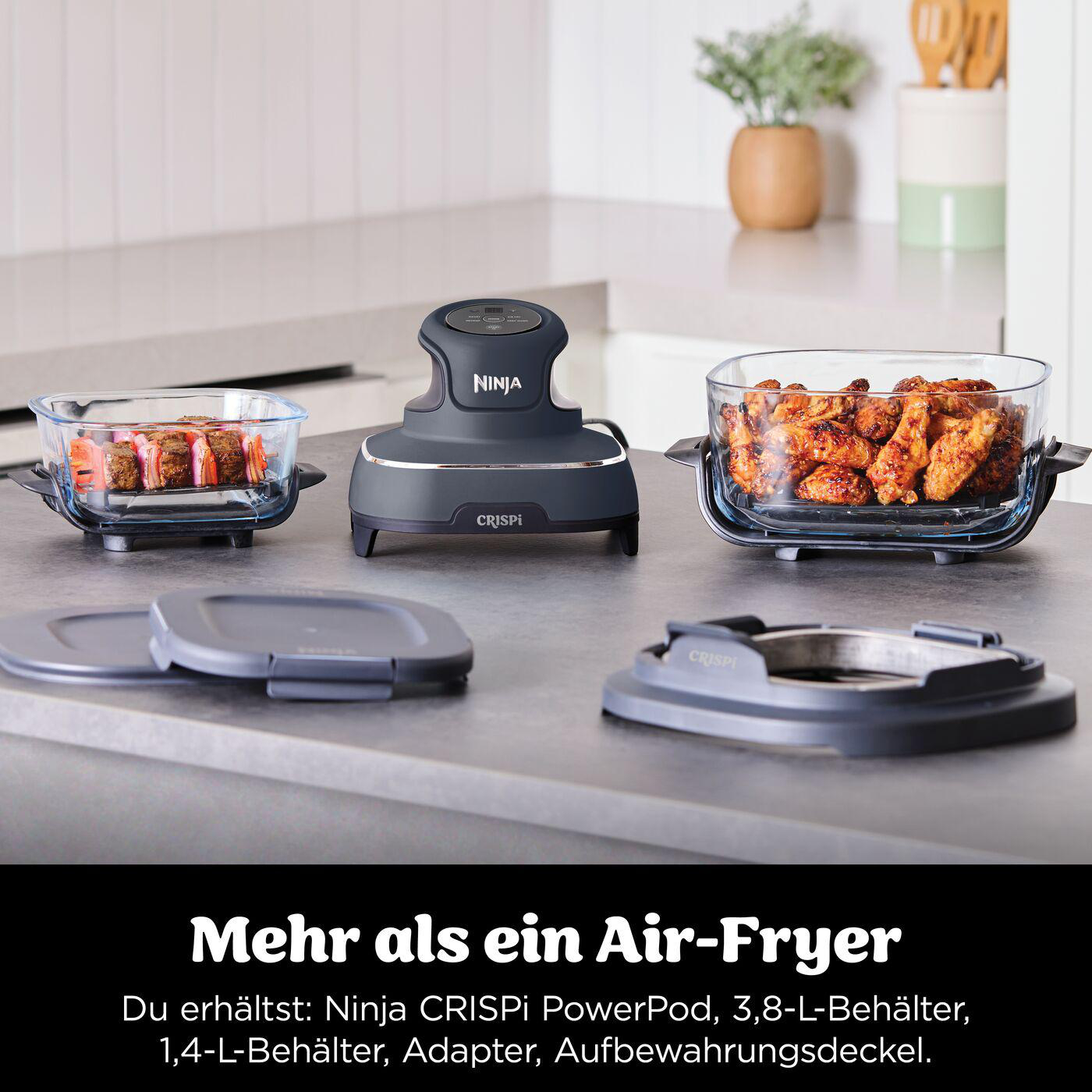 Ein Airfryer mit Essen in Glasbehältern, Deckeln und einem PowerPod. Text: Mehr als ein Air-Fryer.