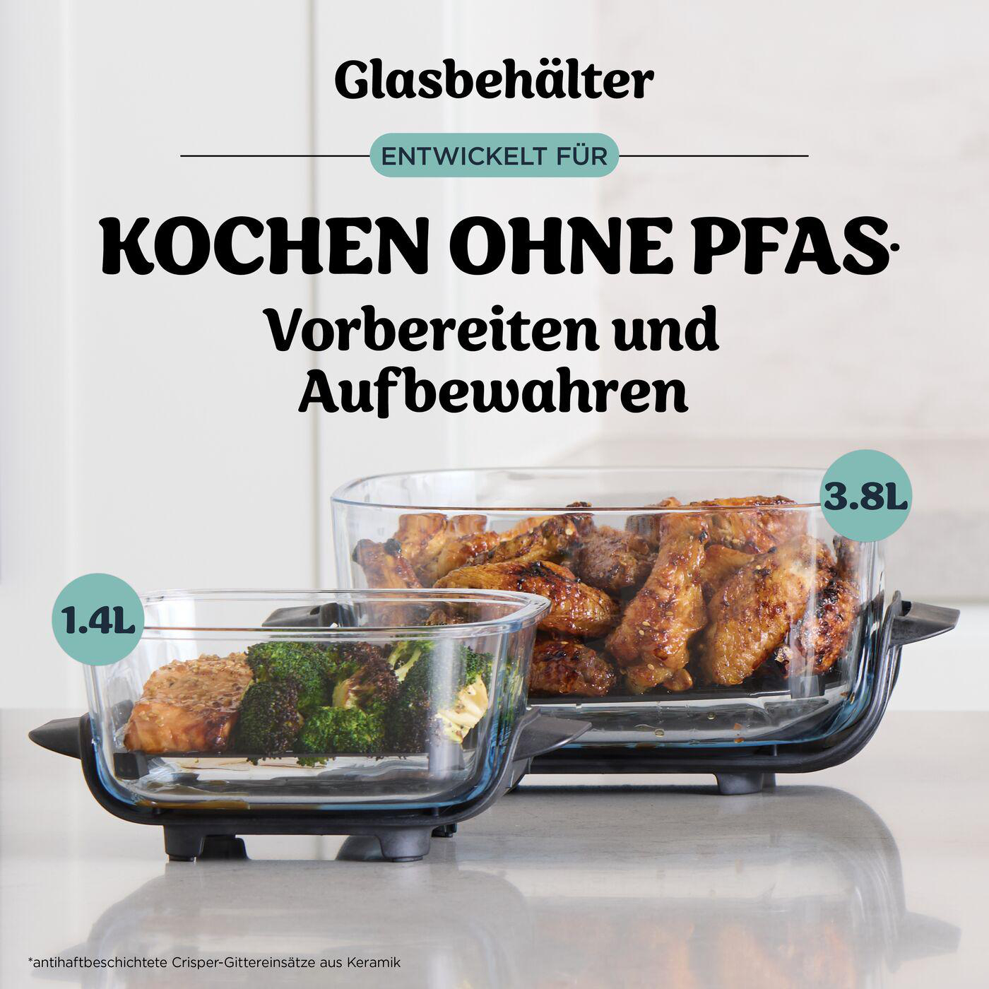 Zwei Glasbehälter mit Essen. Einer hat Hähnchen, der andere Brokkoli und Fleisch. Text: 'KOCHEN OHNE PFAS', Kochen ohne PFAS.