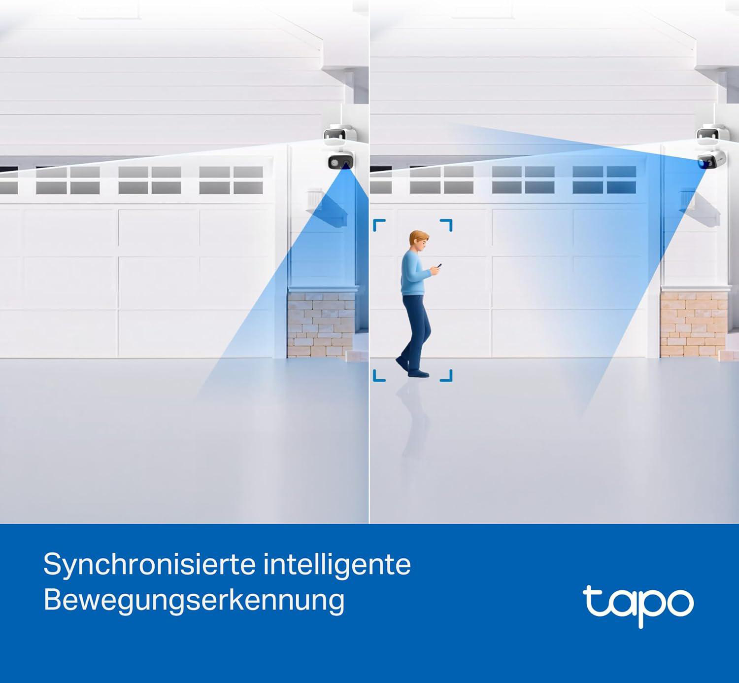 Eine Person geht und schaut auf ein Telefon vor einer Garage. Überwachungskameras zeigen blaue Überwachungsbereiche.