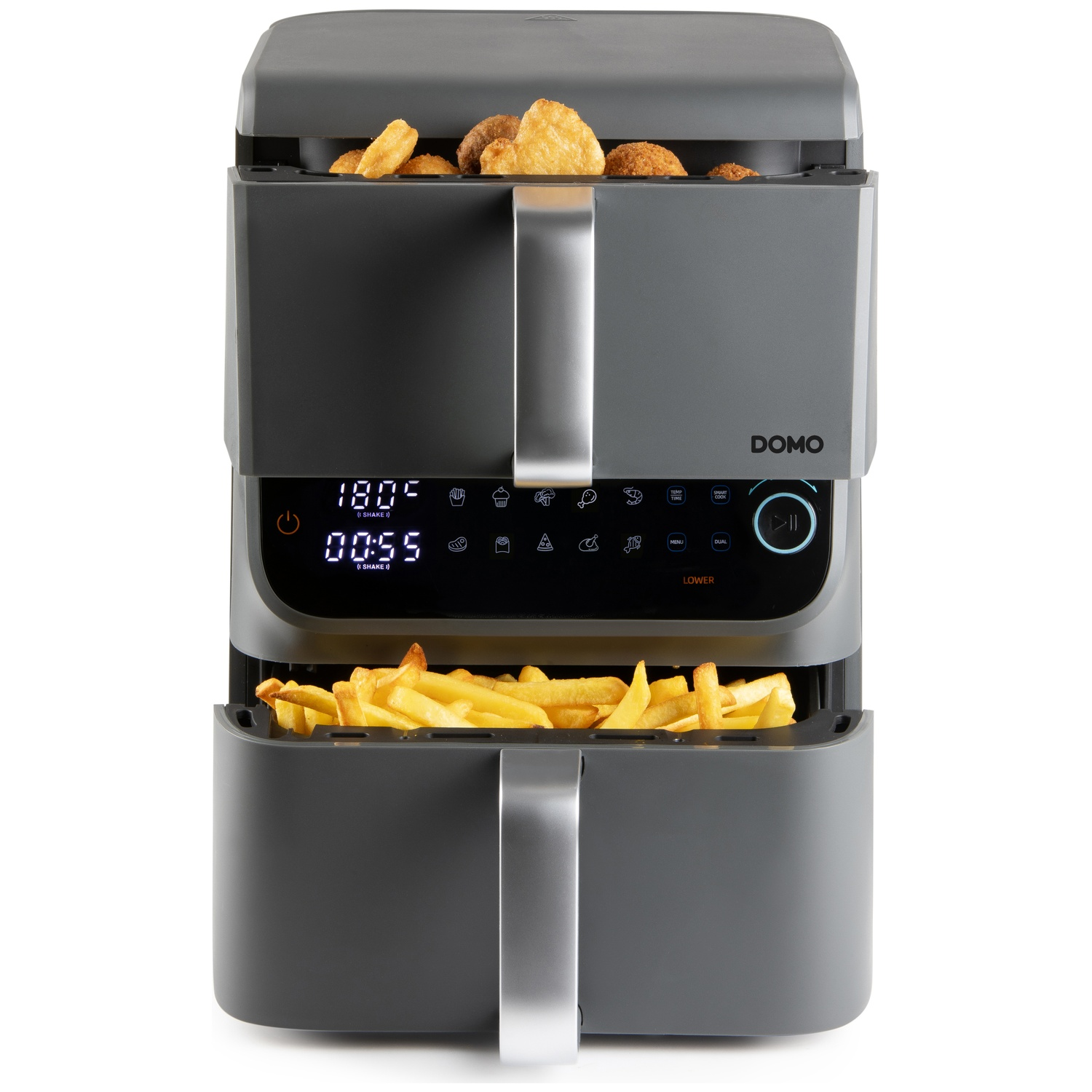 Une friteuse à air DOMO grise avec des frites et des nuggets dans les compartiments. L'écran affiche l'heure et la température.