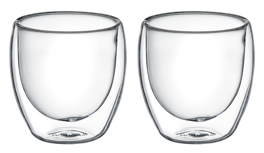 Dwa przezroczyste, dwuścienne szklanki. Każda ma zaokrąglony kształt miski i płaską podstawę. Szklanki są puste, na białym tle.