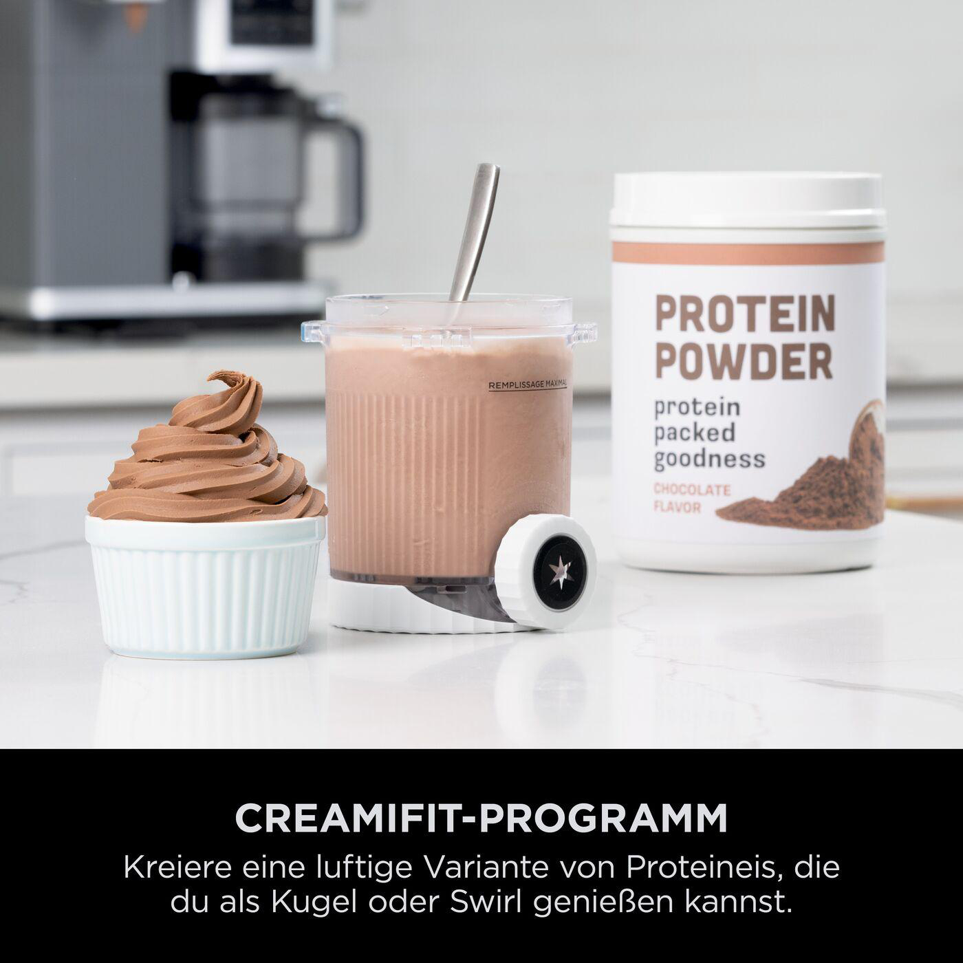 Schokoladen-Protein-Shake und Eiscreme mit Proteinpulver. Eine weiße Oberfläche und eine weiße Maschine sind im Hintergrund.