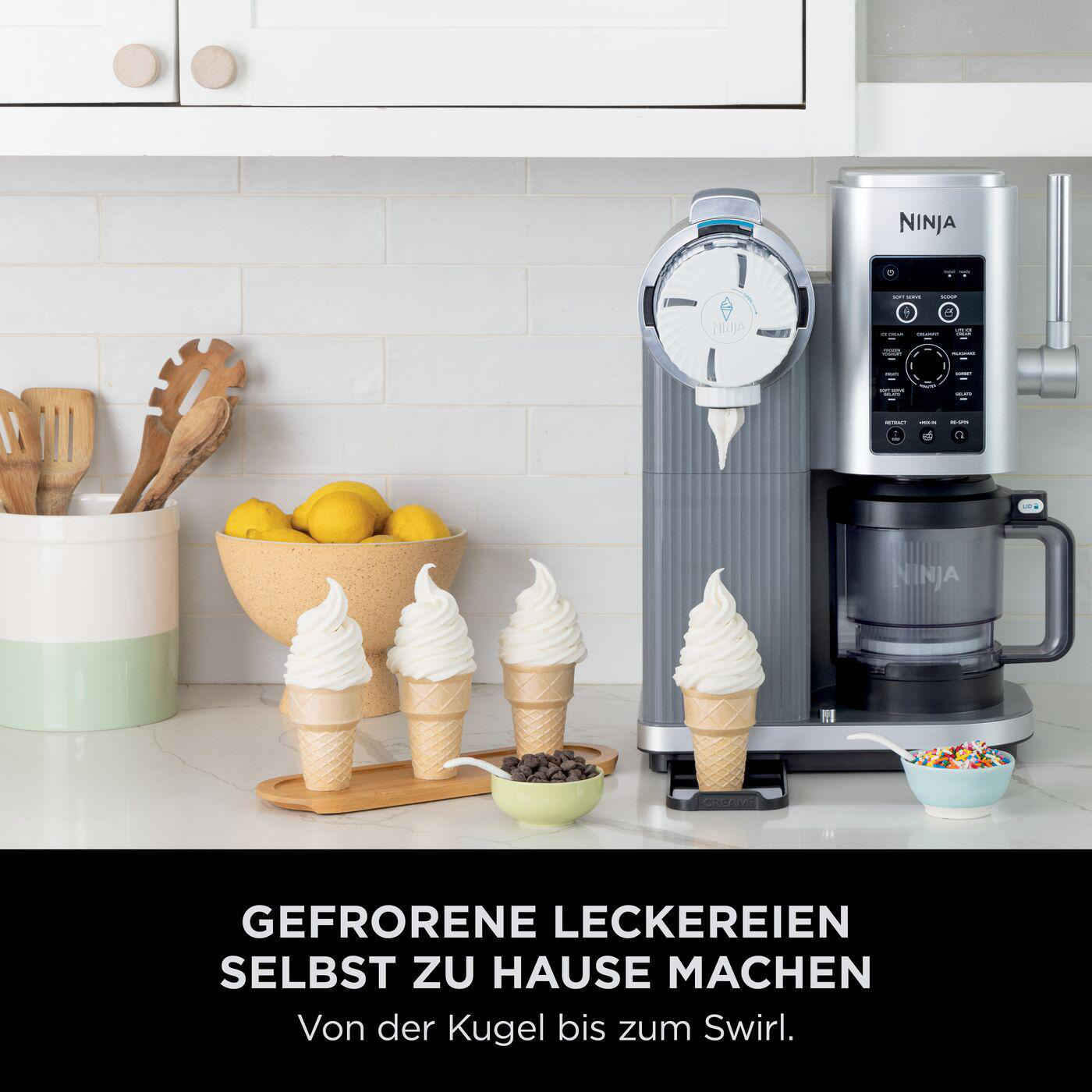 Eine Eismaschine mit Softeis-Kegeln, Zitronen und Schokoladenstückchen. Der Text lautet: 'Gefrorene Leckereien zu Hause machen.'