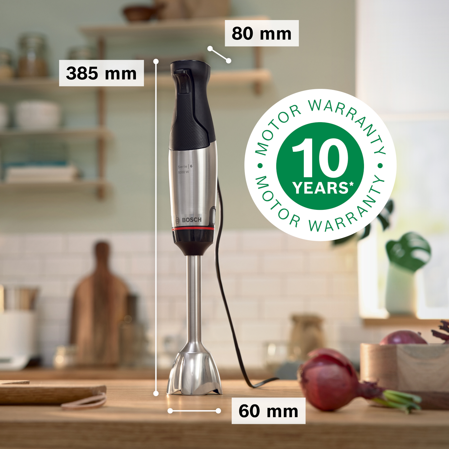 Een Bosch staafmixer met 10 jaar motorgarantie op een houten oppervlak. Afmetingen worden naast het apparaat weergegeven.