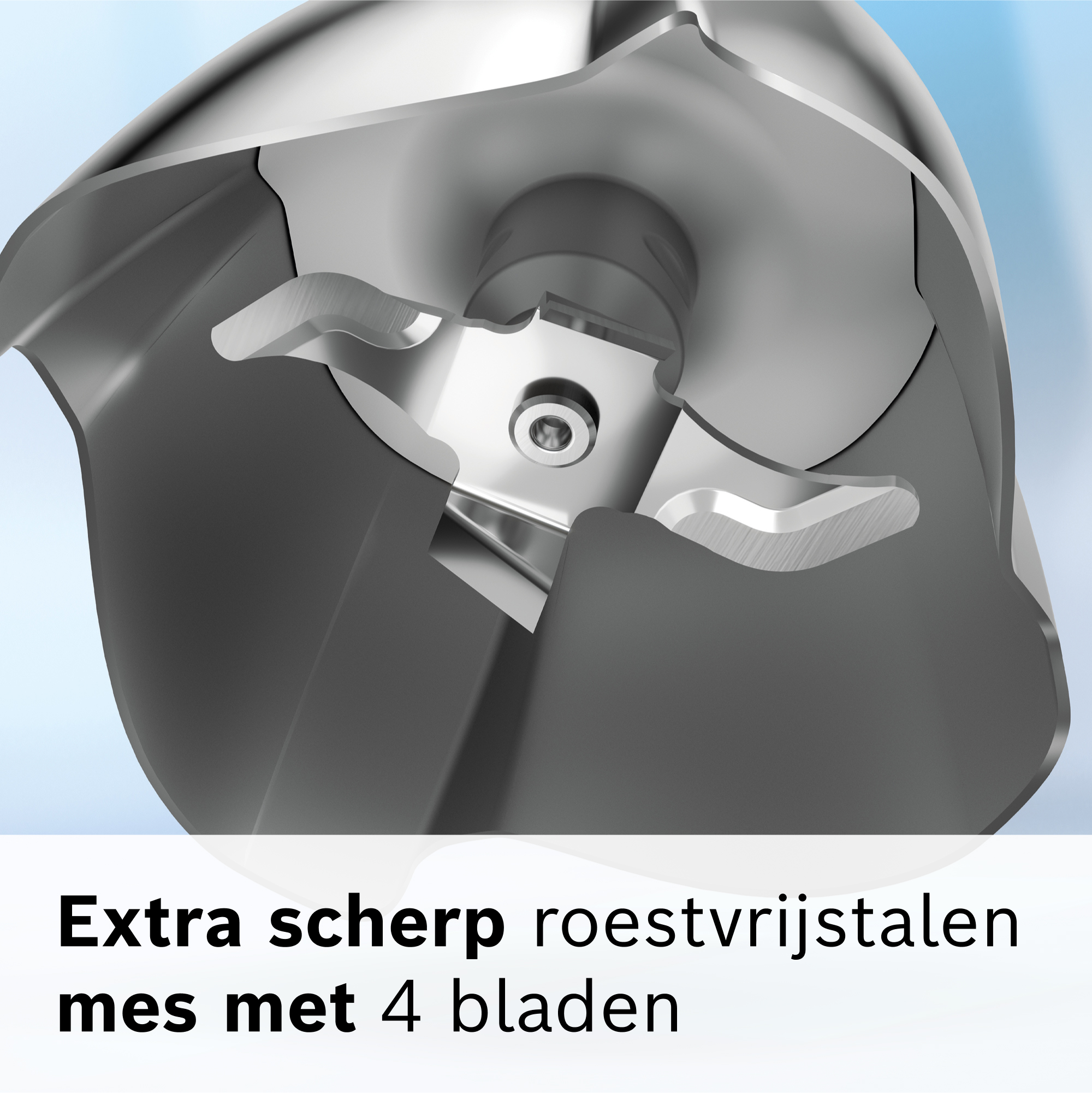 Close-up van een roestvrijstalen mes met vier bladen, details zichtbaar. Lichtblauwe achtergrond.