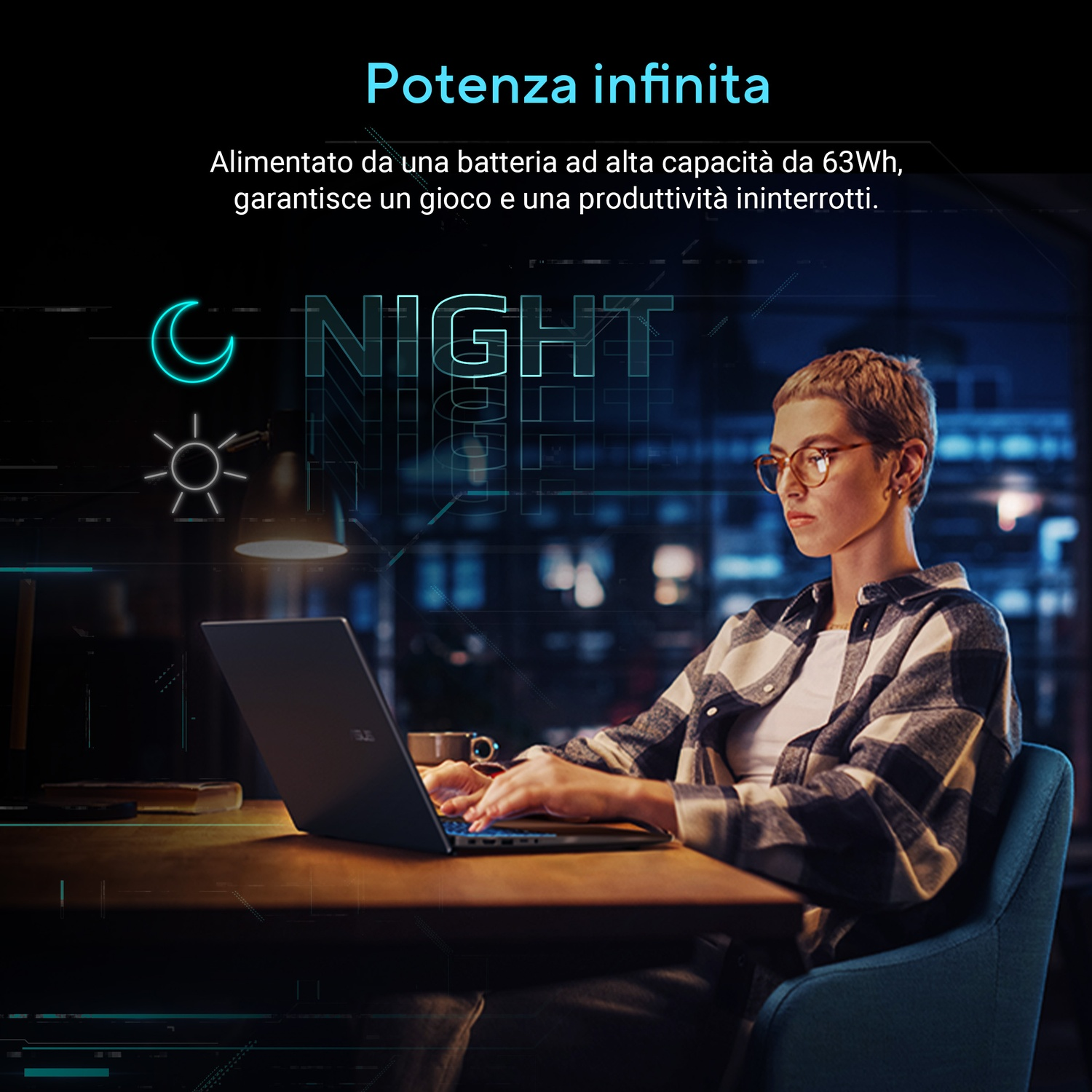 Una donna con gli occhiali digita su un laptop a un tavolo. Lo sfondo mostra un paesaggio urbano notturno. Testo: Potenza infinita, Night.