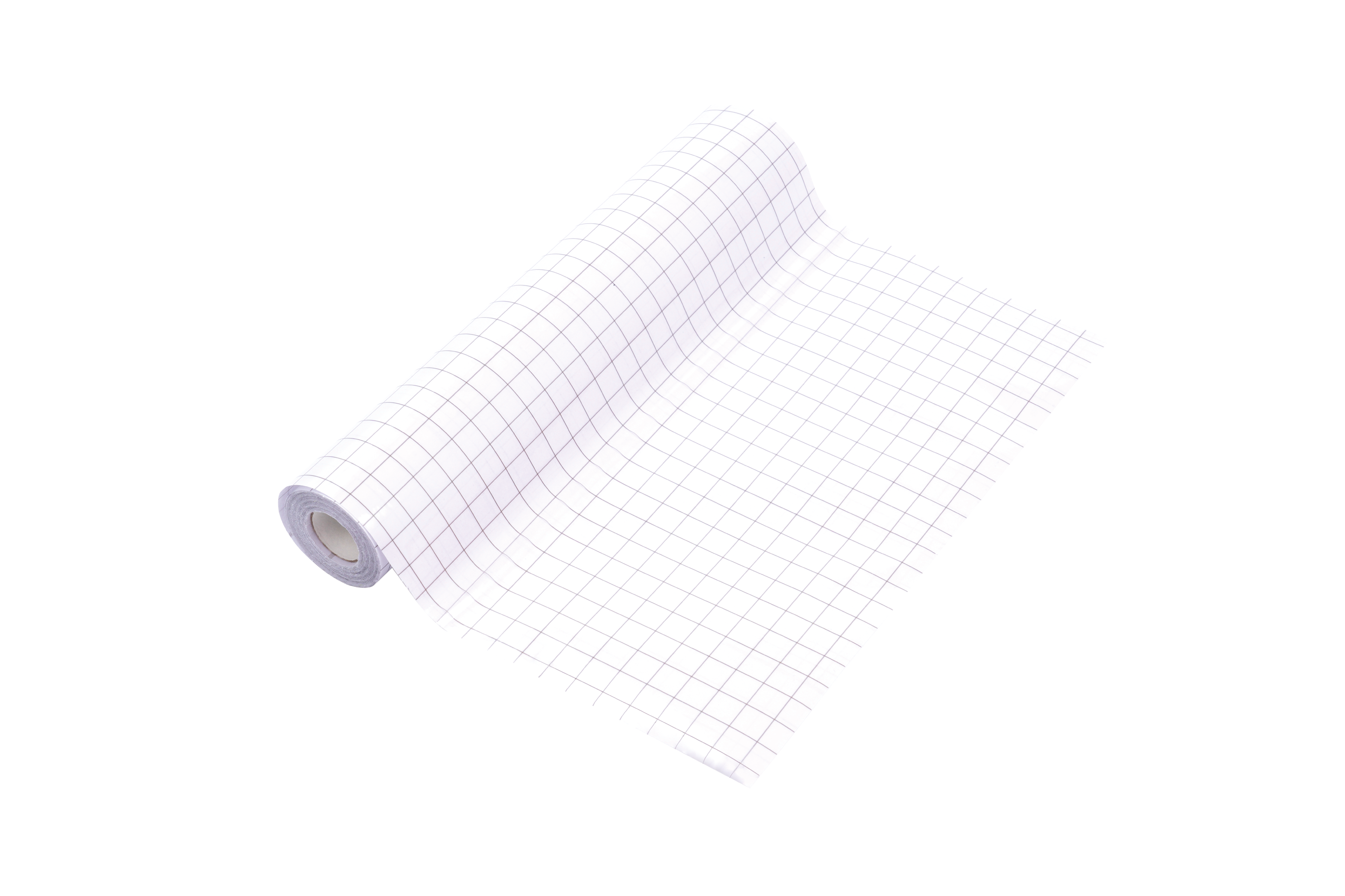 Eine Rolle weißes Papier mit Gittermuster, teilweise abgerollt, vor schwarzem Hintergrund.