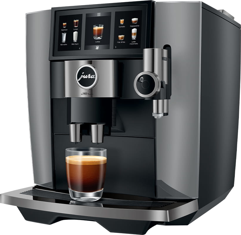 Eine moderne Jura-Kaffeemaschine mit einem Glas Espresso. Die Maschine hat einen Touchscreen und verschiedene Kaffeeoptionen.