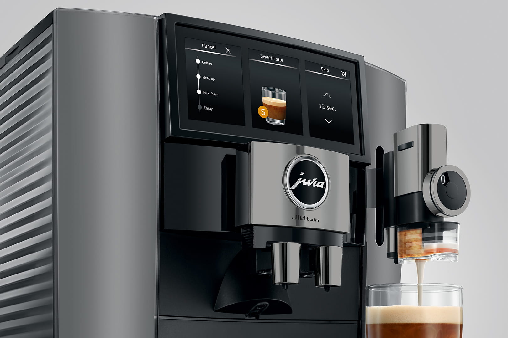 Eine Kaffeemaschine gibt ein Getränk in ein Glas aus. Der Bildschirm zeigt 'Sweet Latte'. Die Maschine hat das 'Jura'-Logo.