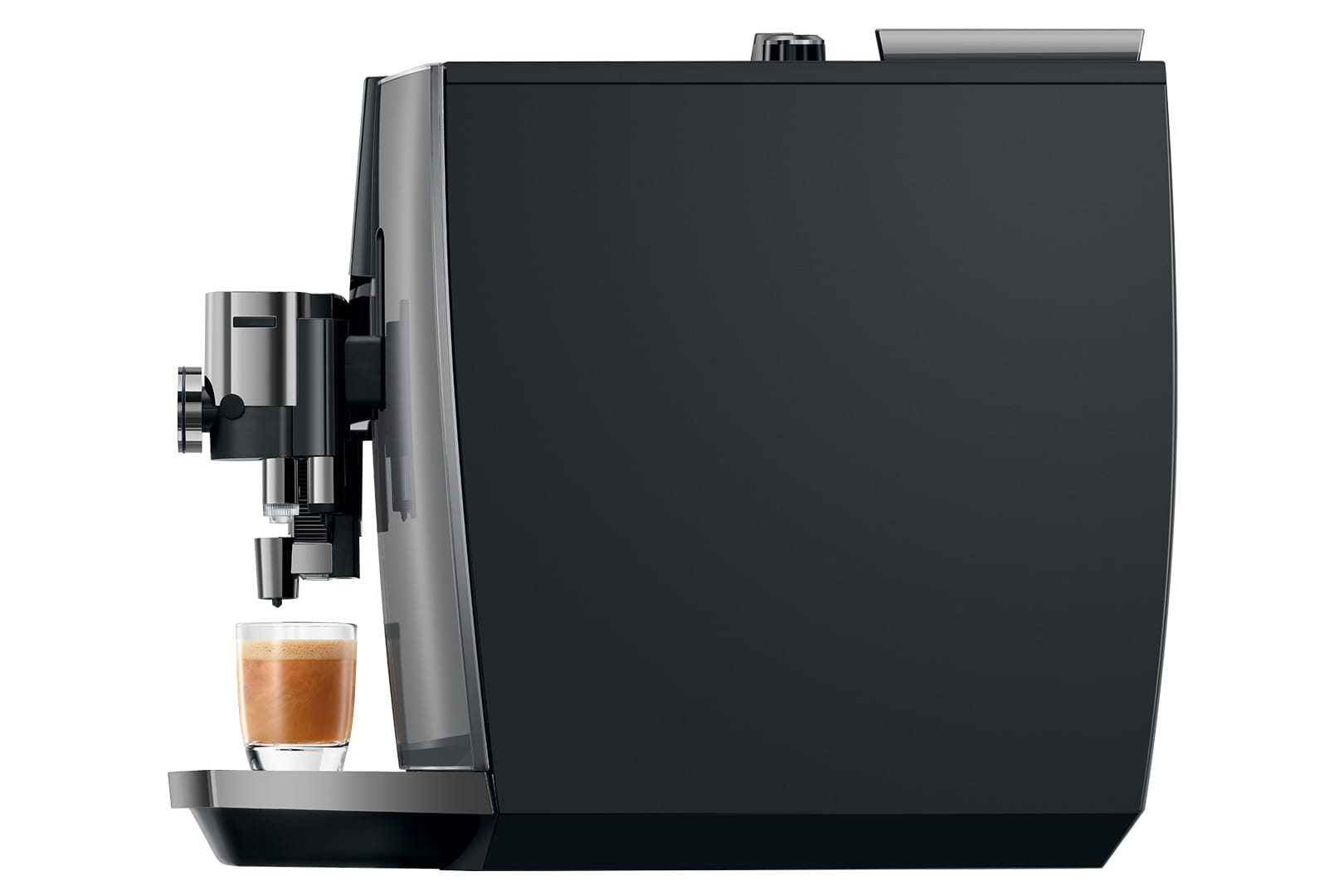 Eine schwarze Espressomaschine mit einem Glas Kaffee. Die Maschine hat silberne Details. Der Kaffee wird in das Glas gegossen.