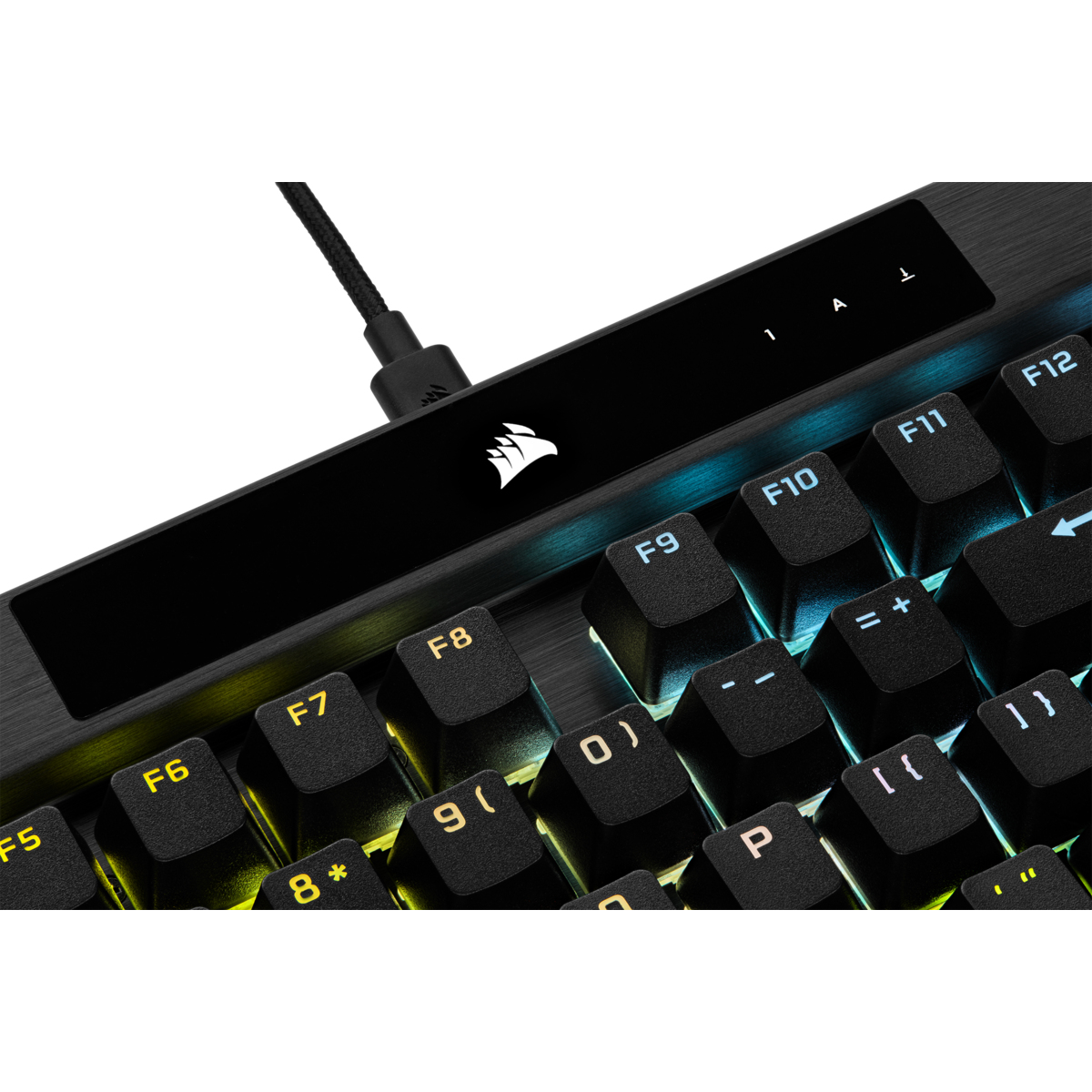 Nahaufnahme einer schwarzen Corsair-Tastatur. Die Tasten sind mit mehrfarbigen Lichtern beleuchtet. Oben ist ein Kabel eingesteckt.