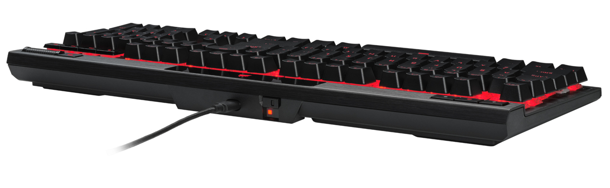 Schwarze mechanische Tastatur mit roter Hintergrundbeleuchtung. Ein Kabel ist angeschlossen. Tasten sind sichtbar.