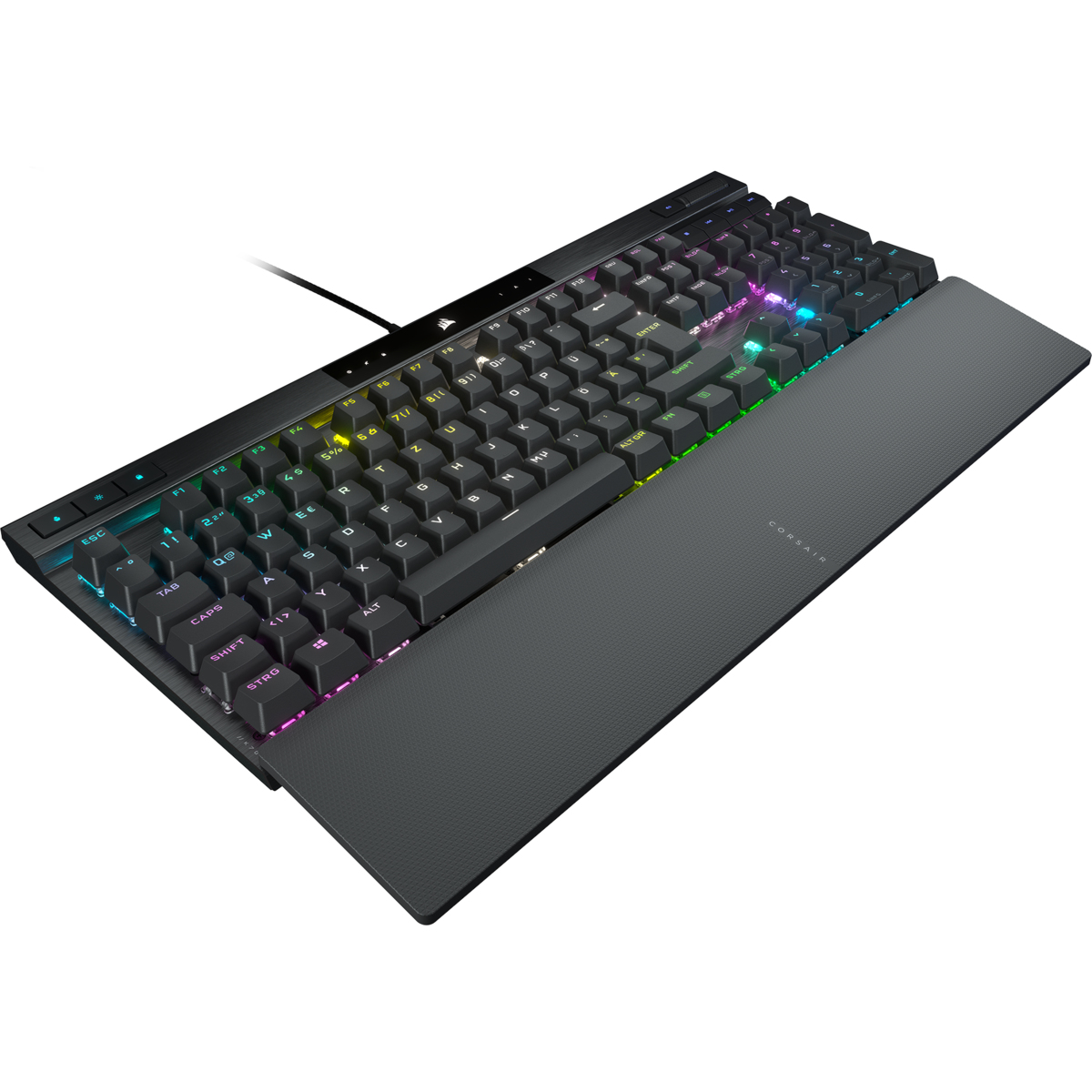 Eine schwarze Corsair-Tastatur mit RGB-Beleuchtung. Sie hat eine Handgelenkauflage. Die Tasten sind mehrfarbig beleuchtet.