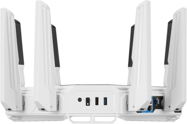 Ein weißer Router mit sechs Antennen, schwarzen Akzenten und verschiedenen Anschlüssen. Auf schwarzem Hintergrund.