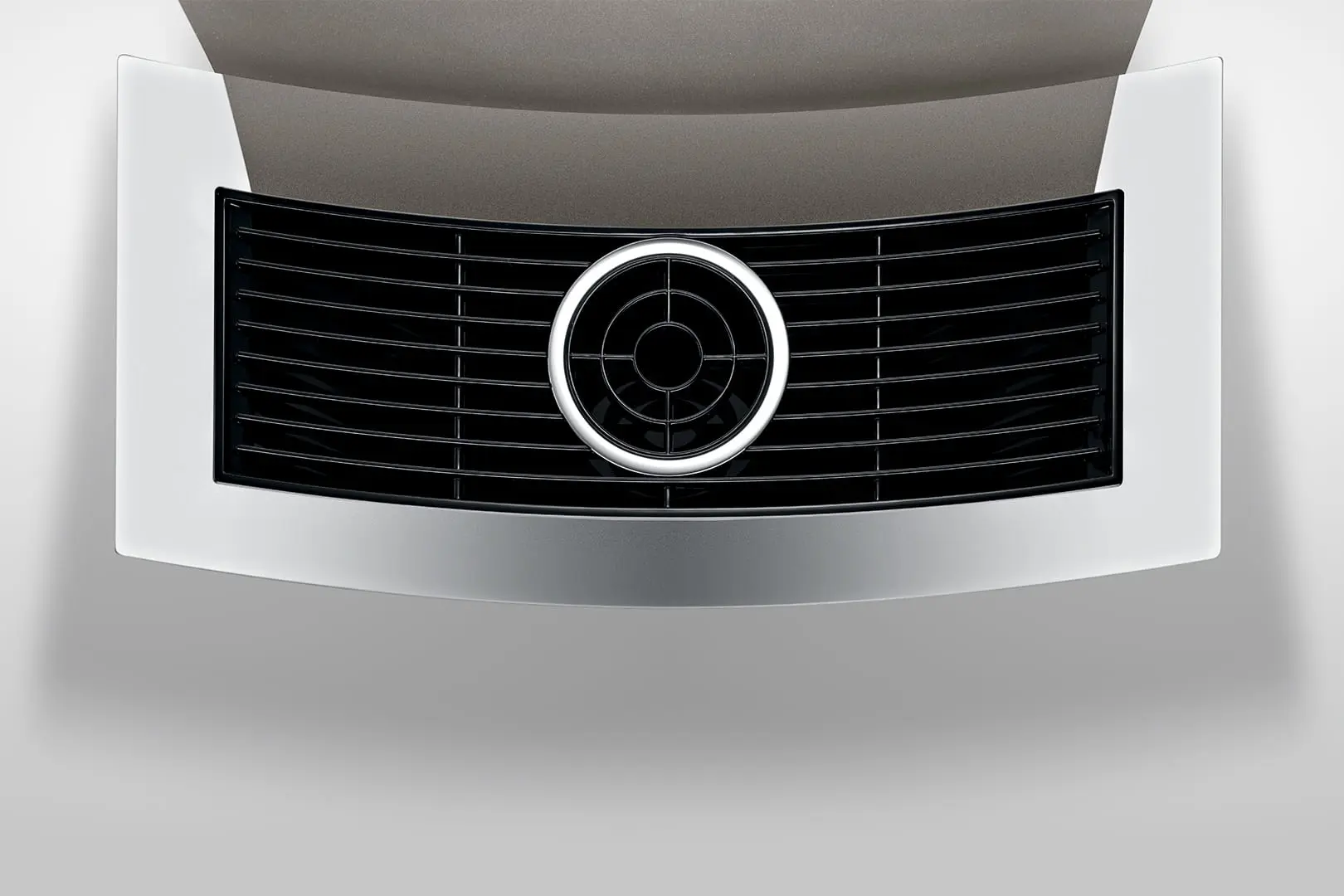 Primo piano della griglia anteriore di un'auto. La griglia è nera con finiture argentate e un'emblema circolare.