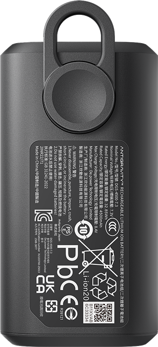 Ein schwarzer, wiederaufladbarer Lithium-Ionen-Akku mit Griff. Er hat Etiketten mit Text und Symbolen, einschließlich Warnungen und technischen Daten.