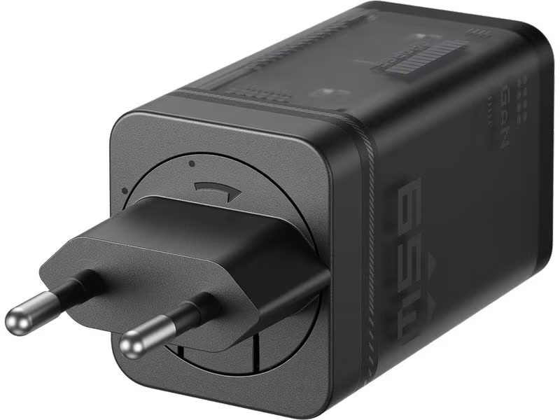 Un adaptateur secteur noir avec deux broches argentées. L'adaptateur est carré et porte la marque BSN.