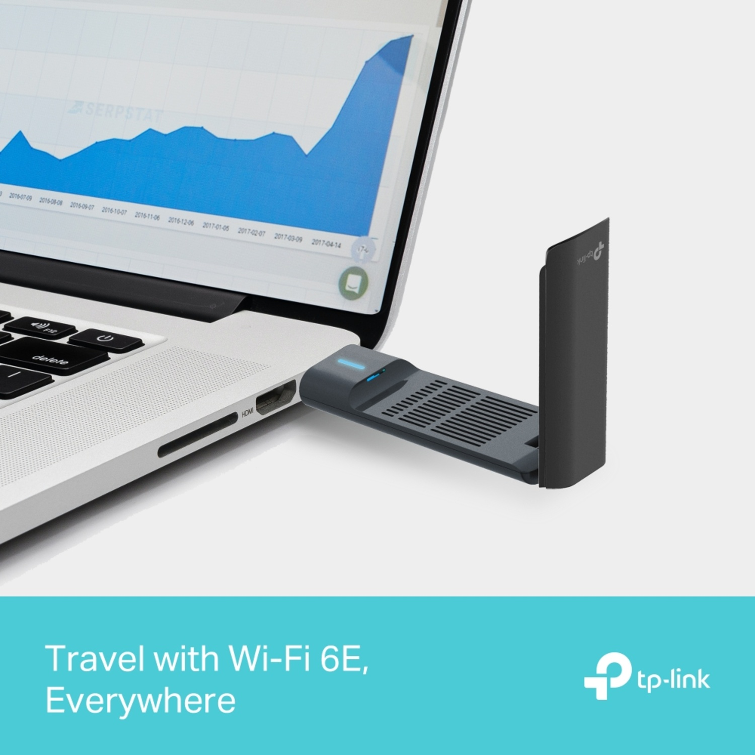 Ordinateur portable avec graphique, adaptateur Wi-Fi 6E et logo tp-link. Texte: Voyagez avec Wi-Fi 6E, partout.