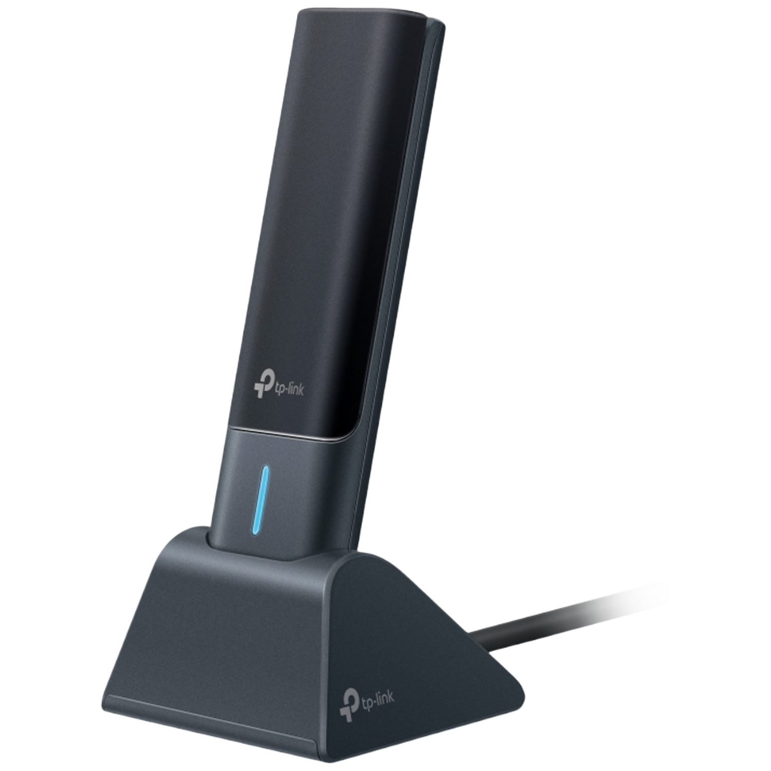 Een donkergrijs TP-Link-apparaat, rechtop in een basis. Het apparaat is cilindrisch, met een blauw licht. Een zwarte kabel strekt zich uit.