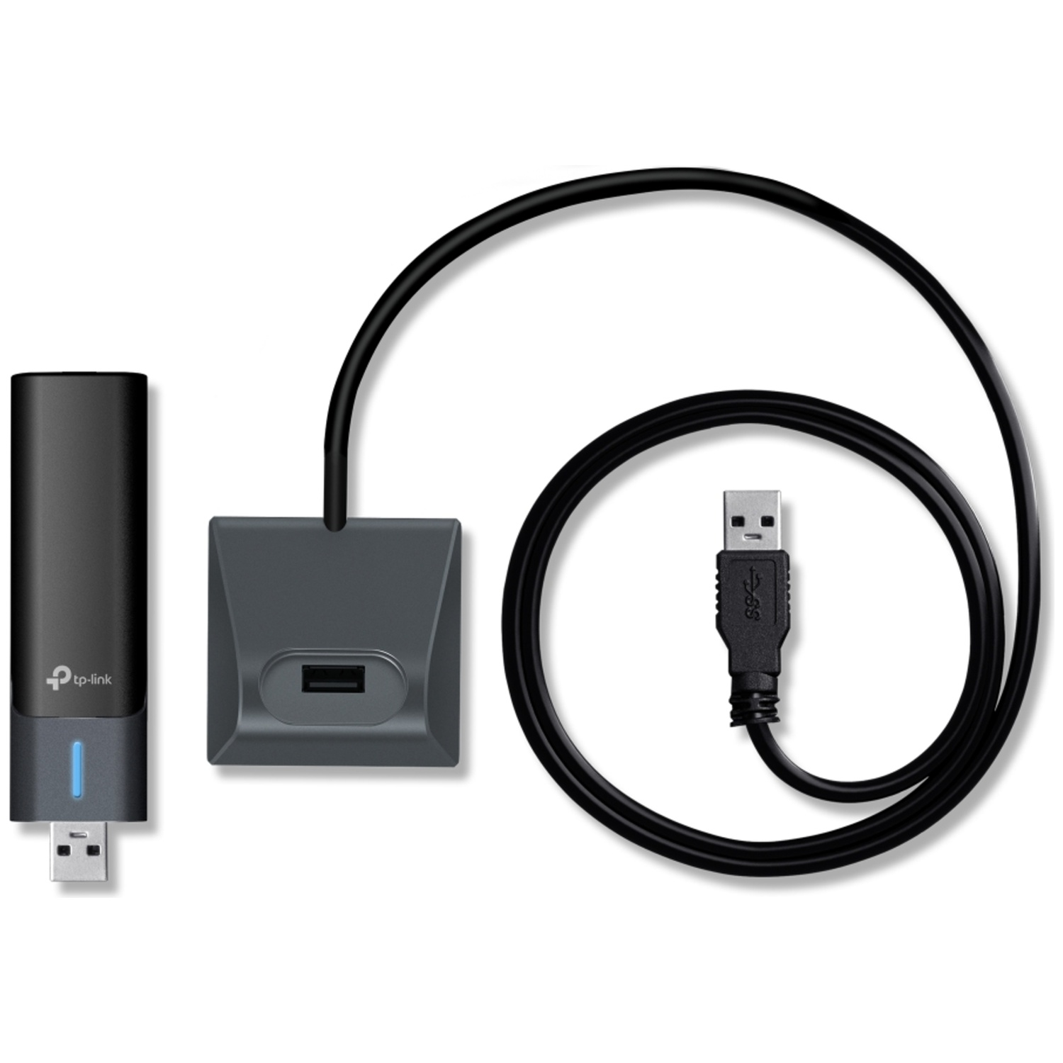 Een zwarte en grijze TP-Link USB wifi-adapter, een grijze USB-hub en een zwarte USB-kabel op een witte achtergrond.