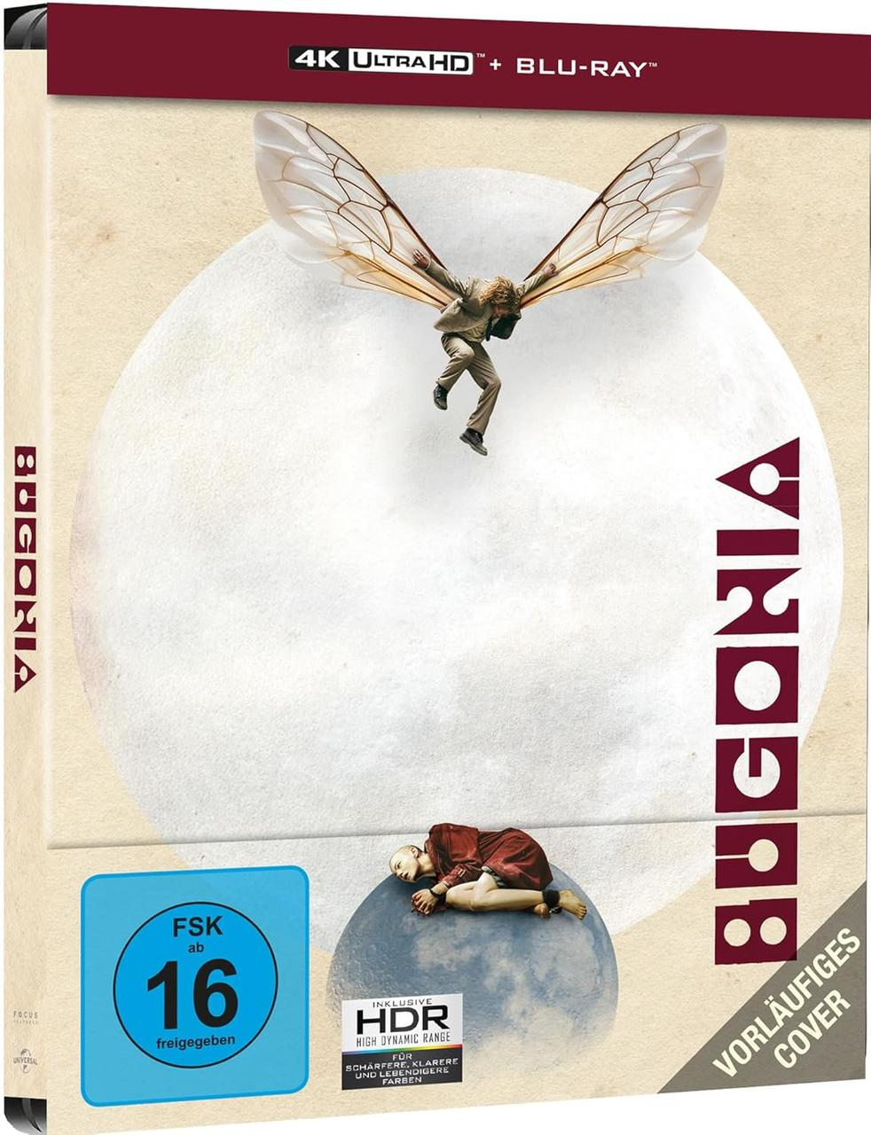 DVD-Cover. Ein Mann mit Insektenflügeln fliegt über einem Mond. Eine Person liegt auf einem anderen Mond. Text: BUGONIA, 4K ULTRA HD + BLU-RAY.