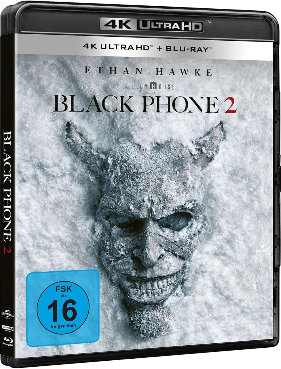 Das Blu-ray-Cover von Black Phone 2 zeigt eine Maske im Schnee. Es hat den Namen des Films und den Namen von Ethan Hawke.