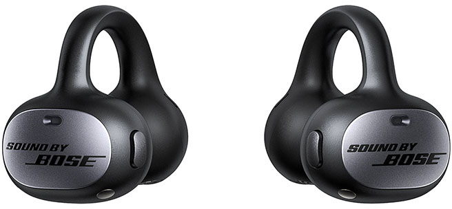 Két fekete Bose fülhallgató. Mindegyiknek ezüst felülete van a 'SOUND BY BOSE' felirattal. Mindkettő fehér háttéren van.