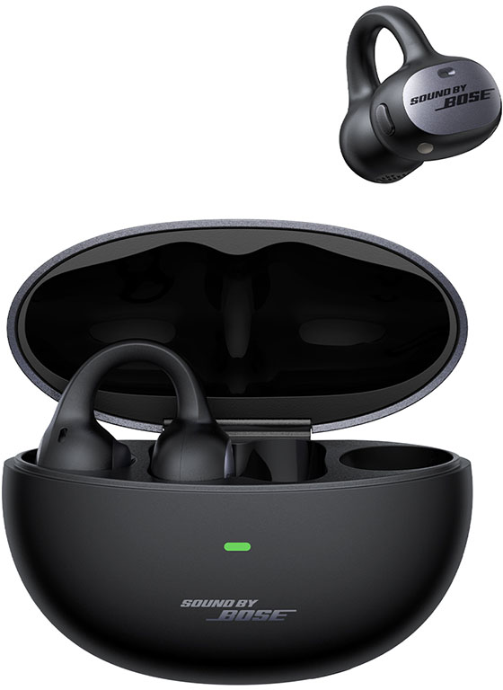 Fekete Bose fülhallgatók és töltőtok. Egy fülhallgató külön van. A tok nyitva, a fülhallgatók láthatók. 'SOUND BY BOSE' látható.
