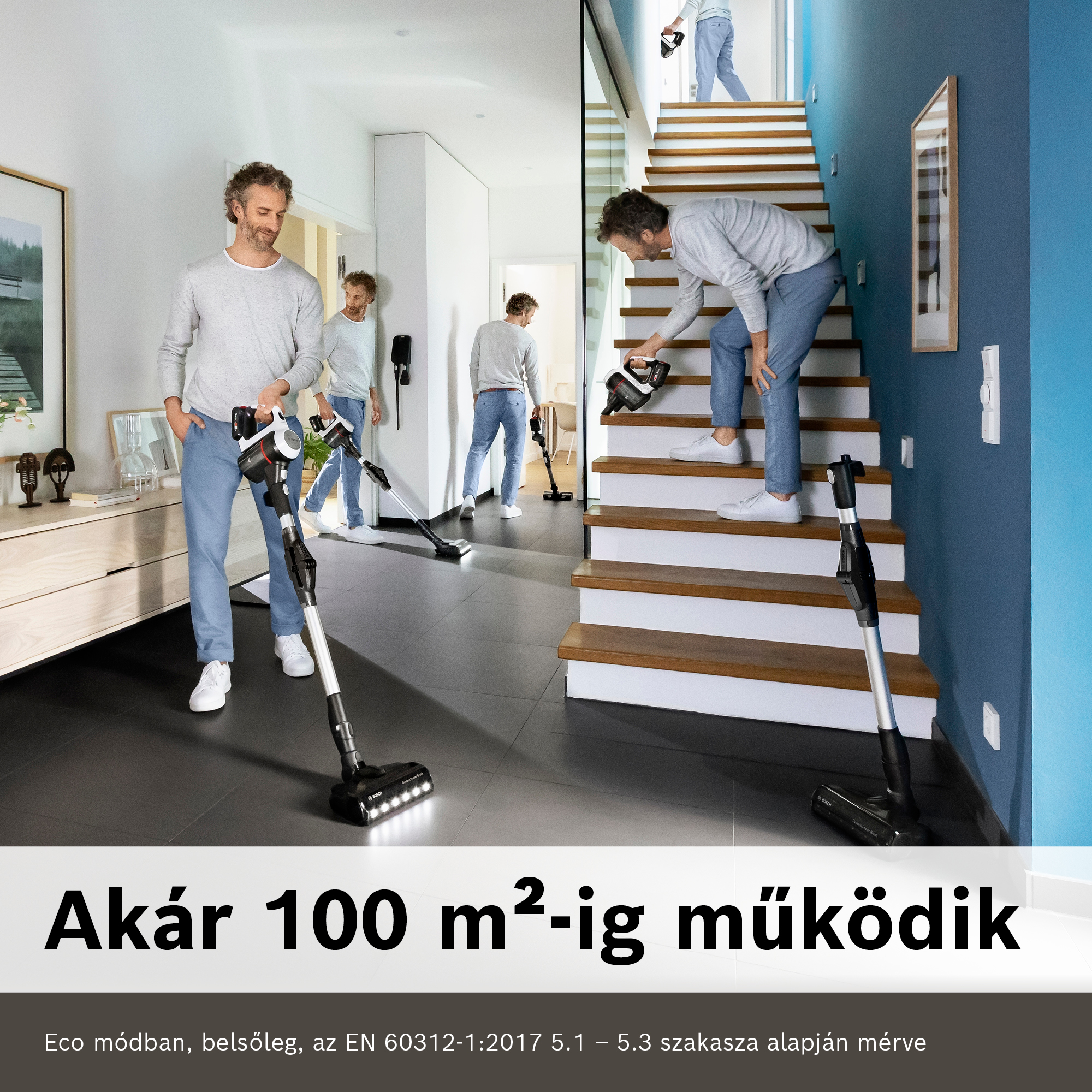 Egy férfi vezeték nélküli porszívóval porszívózza a padlót és a lépcsőt. A jelenetben a személy és a porszívó többszörös ismétlése látható.