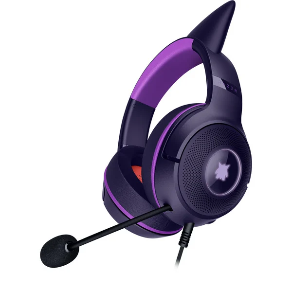 Unos auriculares gaming morados y negros con micrófono. Tiene un diseño en forma de oreja y un logotipo de Razer.